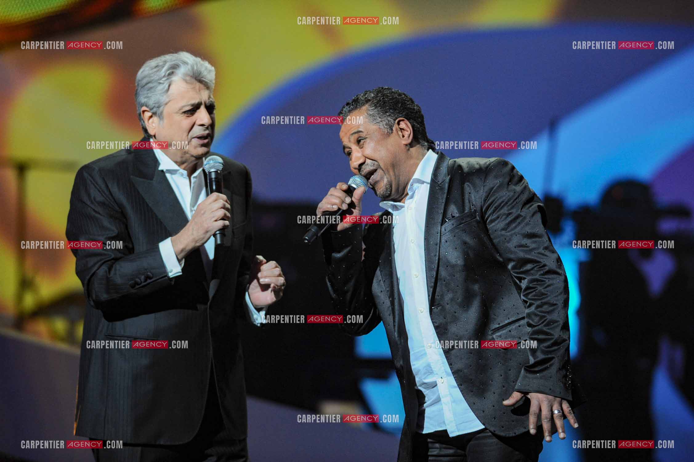 28e cérémonie des Victoires de la musique le 8 février 2013 au Zénith de Paris. Le chanteur Enrico Macias reçoiot la victoire d'honneur des mains du chanteur Khaled.