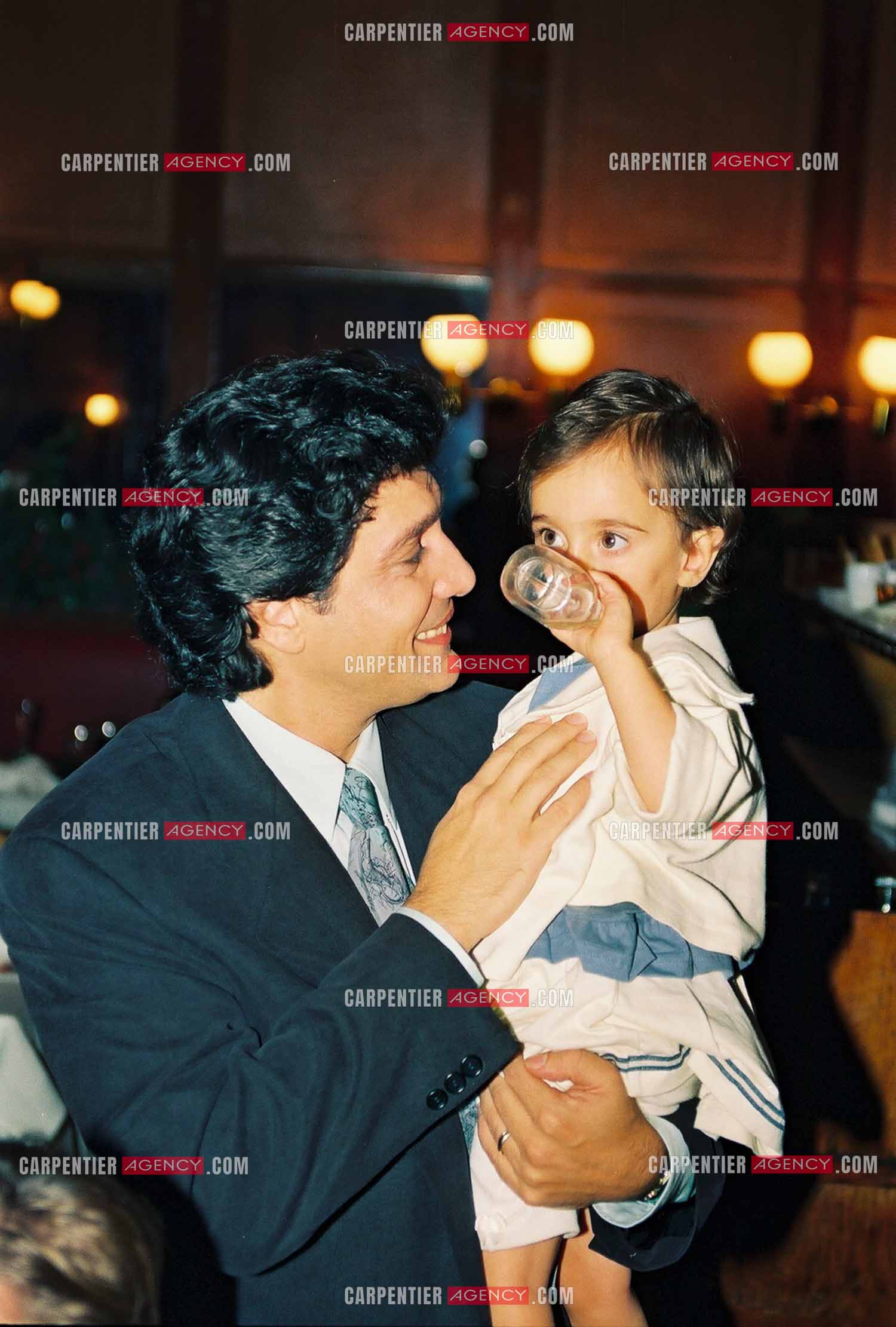 Le chanteur Frédéric François à l'Olympia en 1992. Ici, avec sa petite dernière Victoria âgée de 2 ans.                                    ( Exclusif )