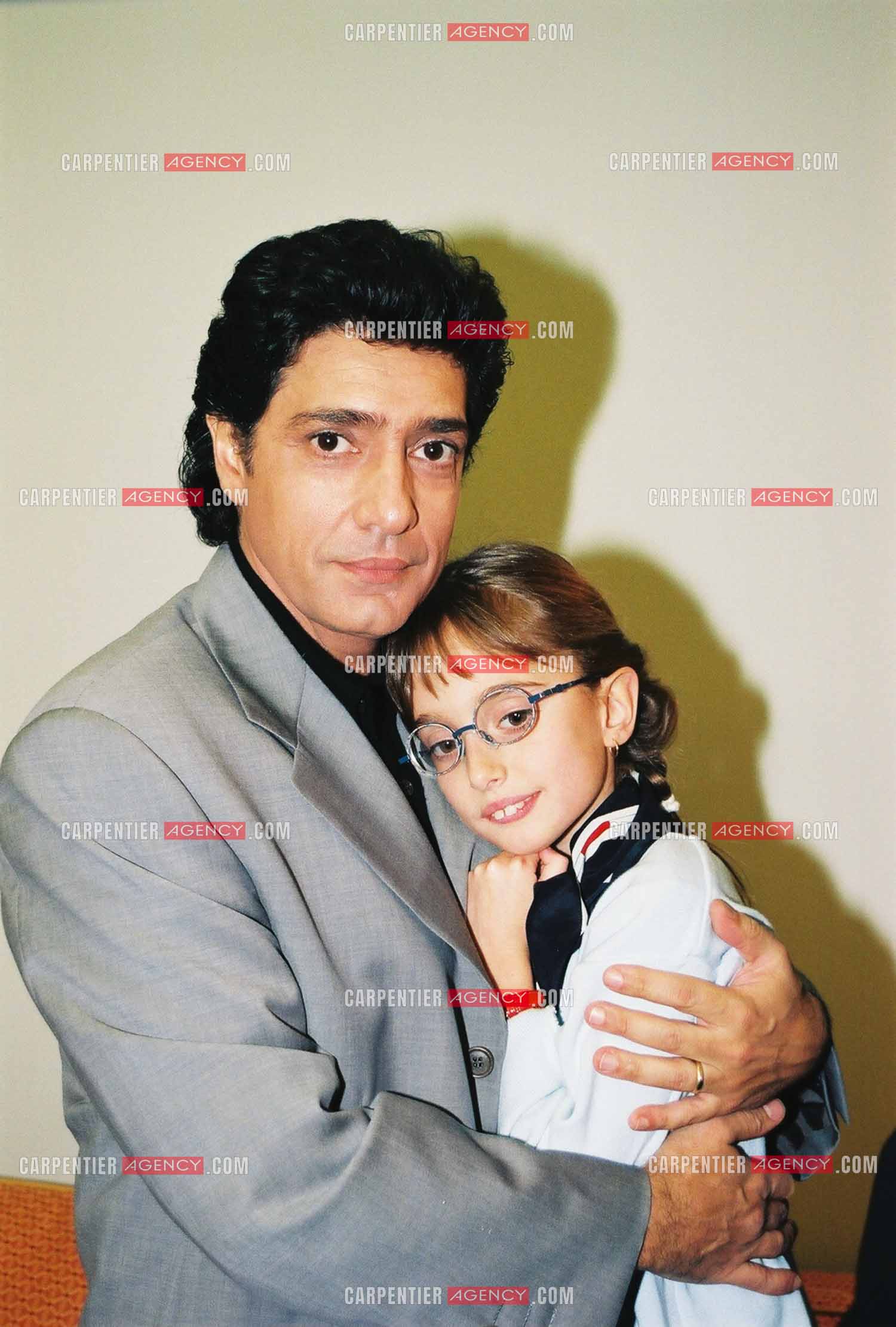 Le chanteur Frédéric François à l'Olympia du 06 au 22 mars 1998. Frédéric François et sa fille Victoria.  ( Exclusif )