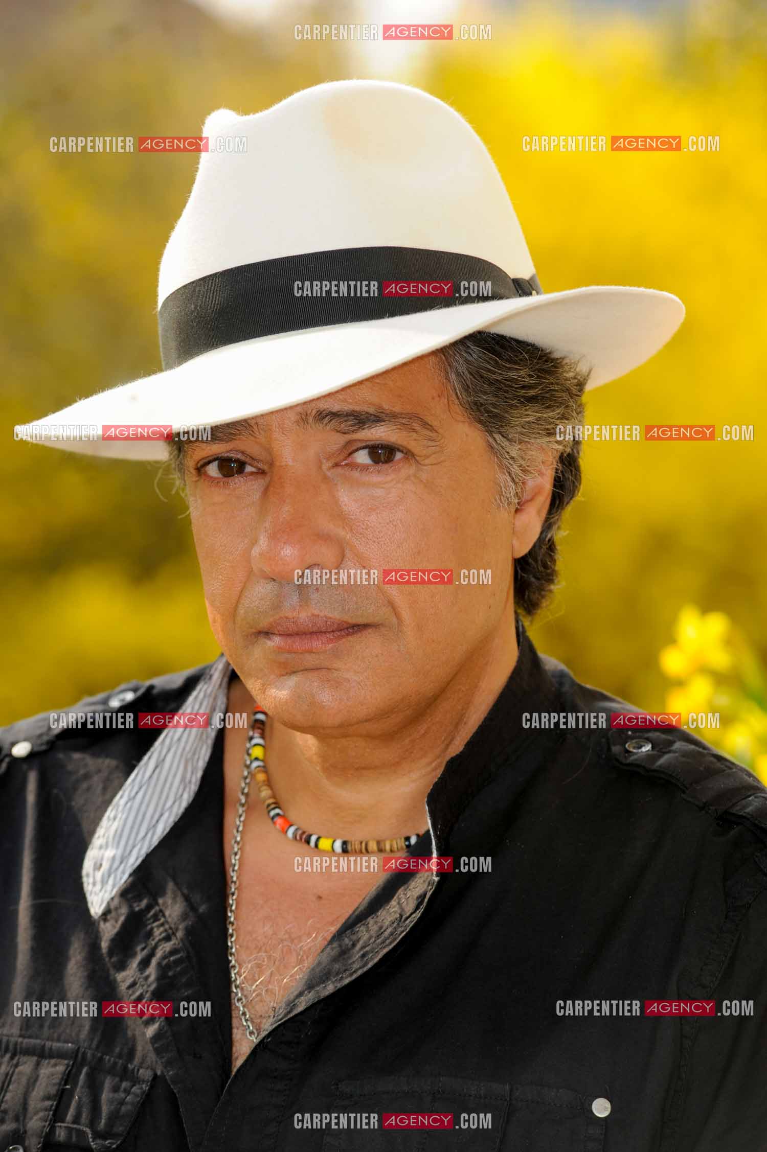 Le chanteur Frédéric François chez lui en Belgique. Portrait de Frédéric avec son chapeau. ( Exclusif )