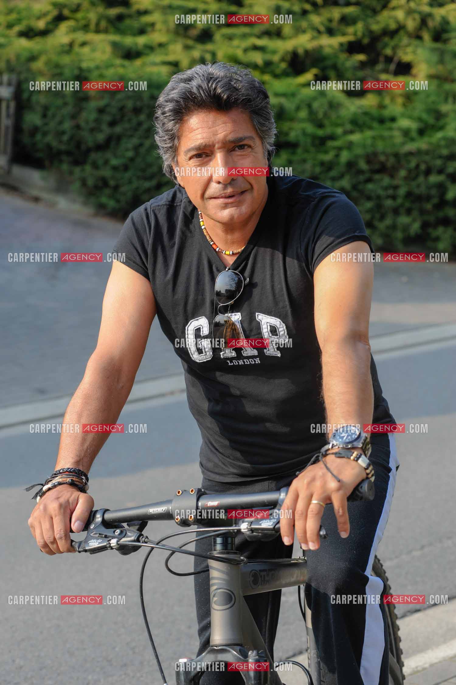 Le chanteur Frédéric François chez lui en Belgique. Frédéric pratique son sport le vélo.  ( Exclusif )