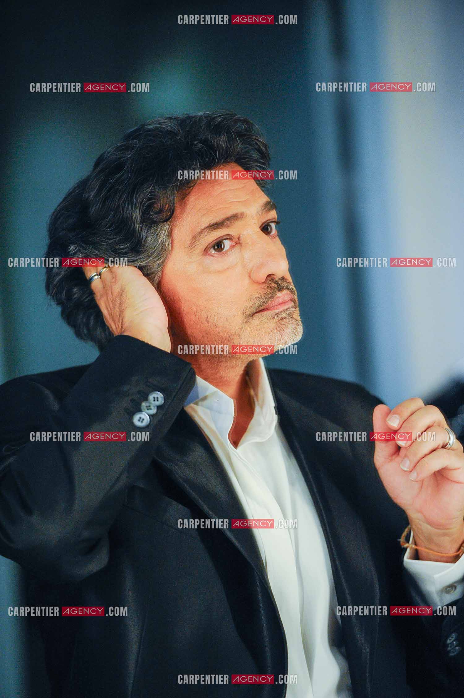 Le chanteur Frédéric François à l'Olympia du 11 au 20 février 2011. Dernières retouches devant le miroir avant l'entrée en scène de Frédéric François.  ( Exclusif )