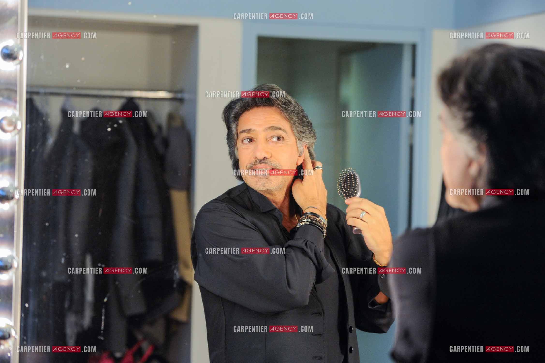 Le chanteur Frédéric François à l'Olympia du 11 au 20 février 2011. Dernières retouches devant le miroir avant l'entrée en scène de Frédéric François.  ( Exclusif )