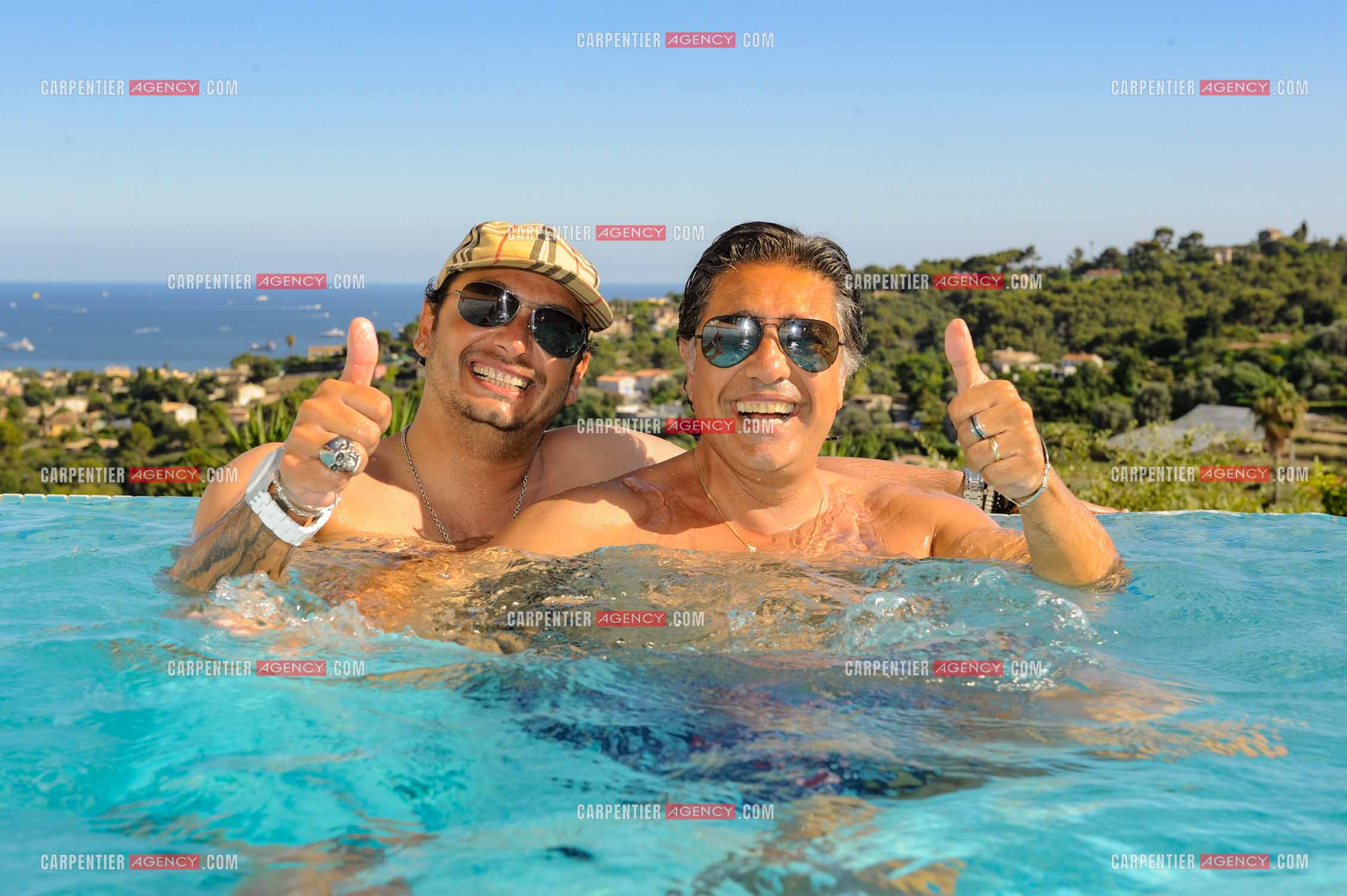 Le chanteur Frédéric François lors de ses vacances en famille dans sa résidence secondaire d'Antibes. Frédéric et son fils Anthony. ( Exclusif )