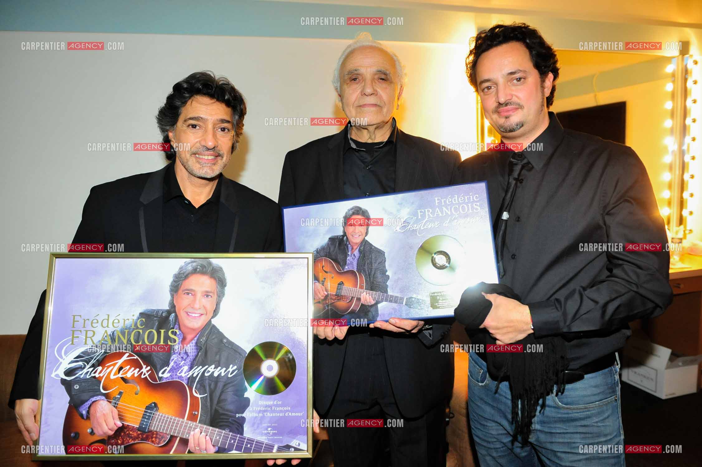 Le chanteur Frédéric François à l'Olympia du 11 au 20 février 2011. Dans la loge, le manager de Frédéric, Moïse Benitah, Frédéric François et son fils Vincent.  ( Exclusif )