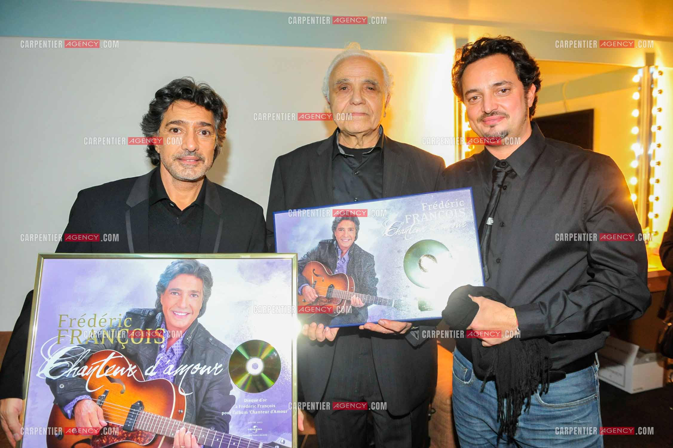 Le chanteur Frédéric François à l'Olympia du 11 au 20 février 2011. Dans la loge, le manager de Frédéric, Moïse Benitah, Frédéric François et son fils Vincent.  ( Exclusif )