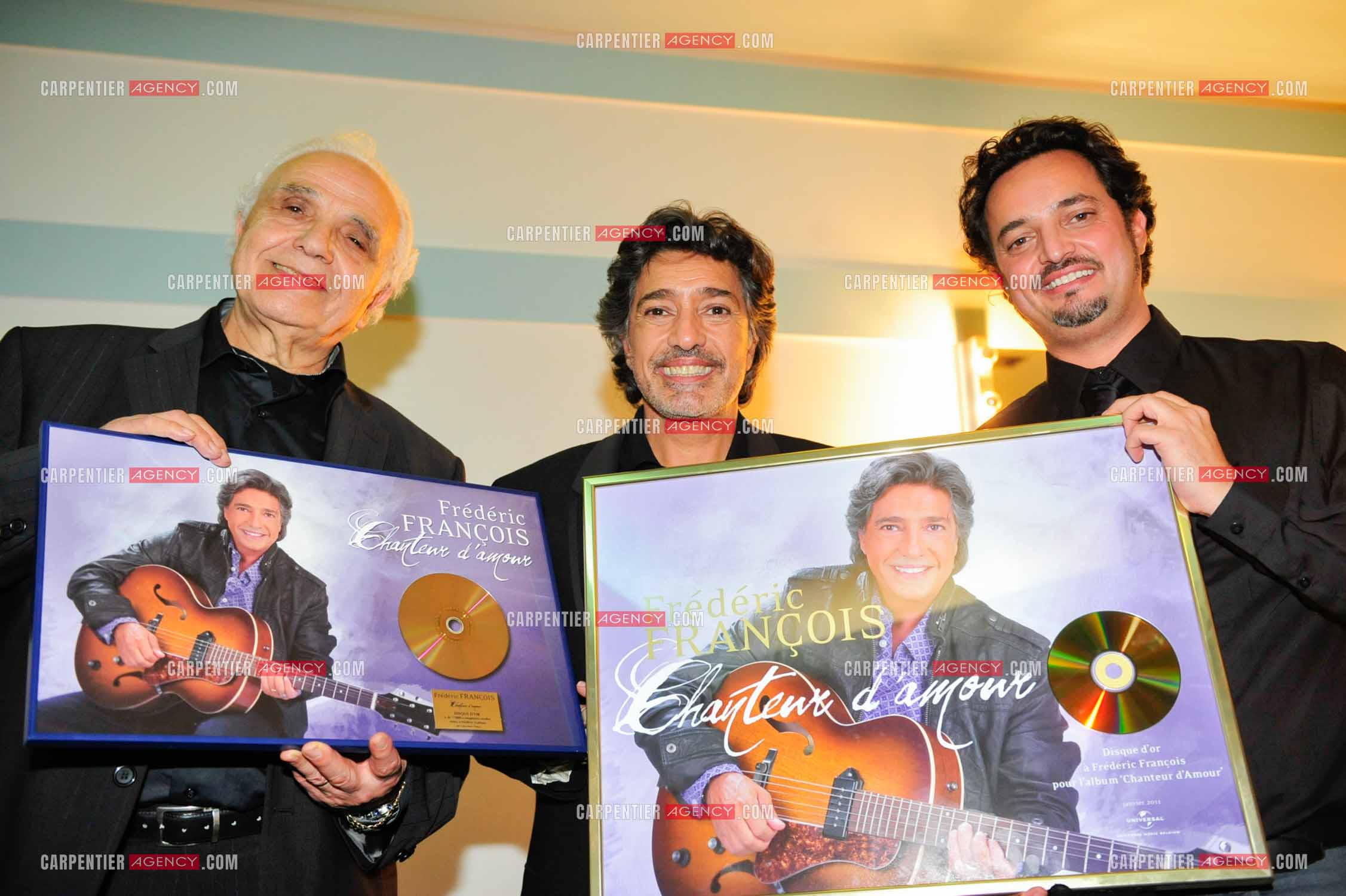 Le chanteur Frédéric François à l'Olympia du 11 au 20 février 2011. Dans la loge, le manager de Frédéric, Moïse Benitah, Frédéric François et son fils Vincent.  ( Exclusif )