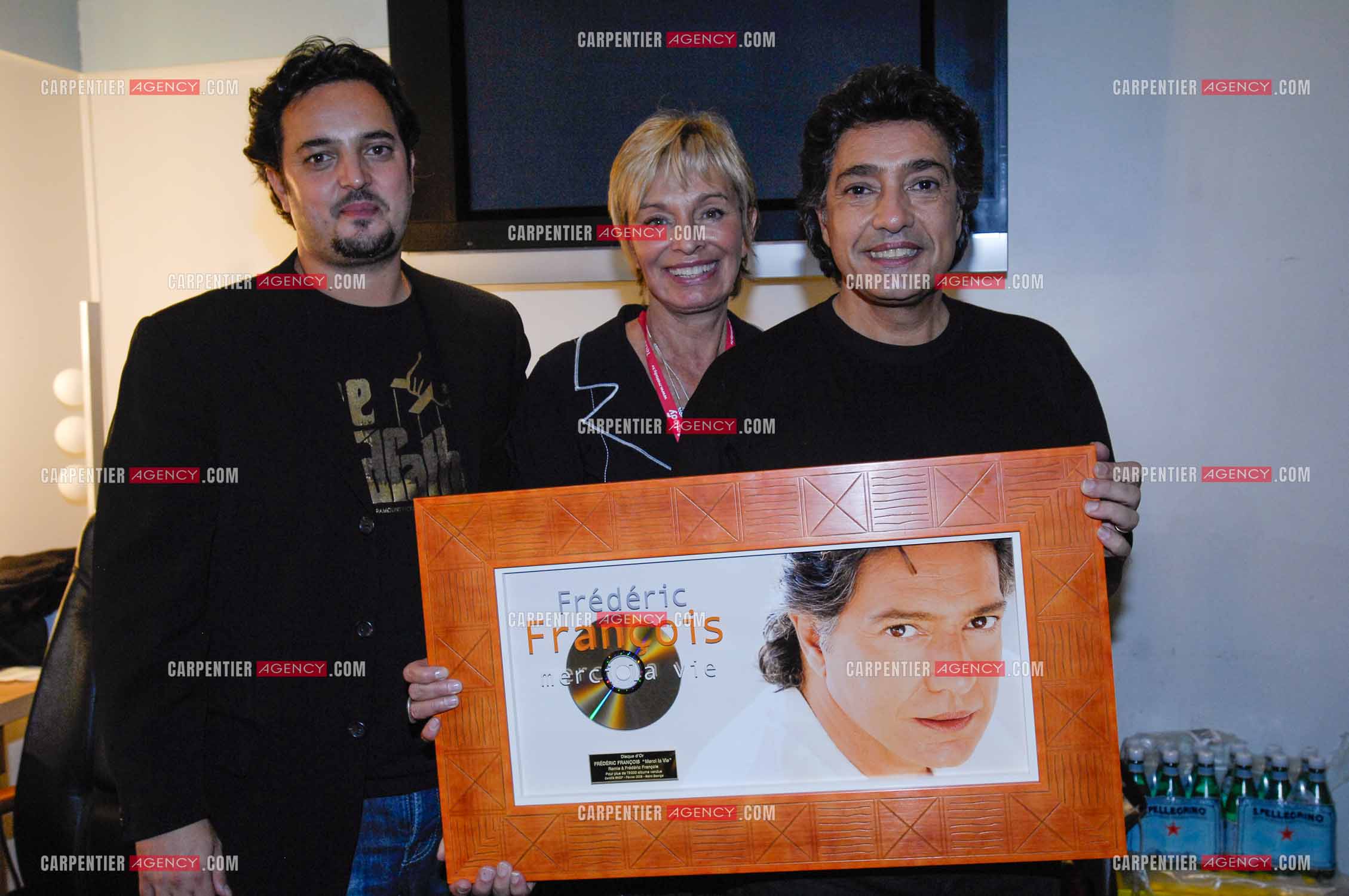 Le chanteur Frédéric François à l'Olympia du 29 février au 09 mars 2008. Frédéric François dans sa loge avec sa femme Monique et leur fis Vincent.  ( Exclusif )