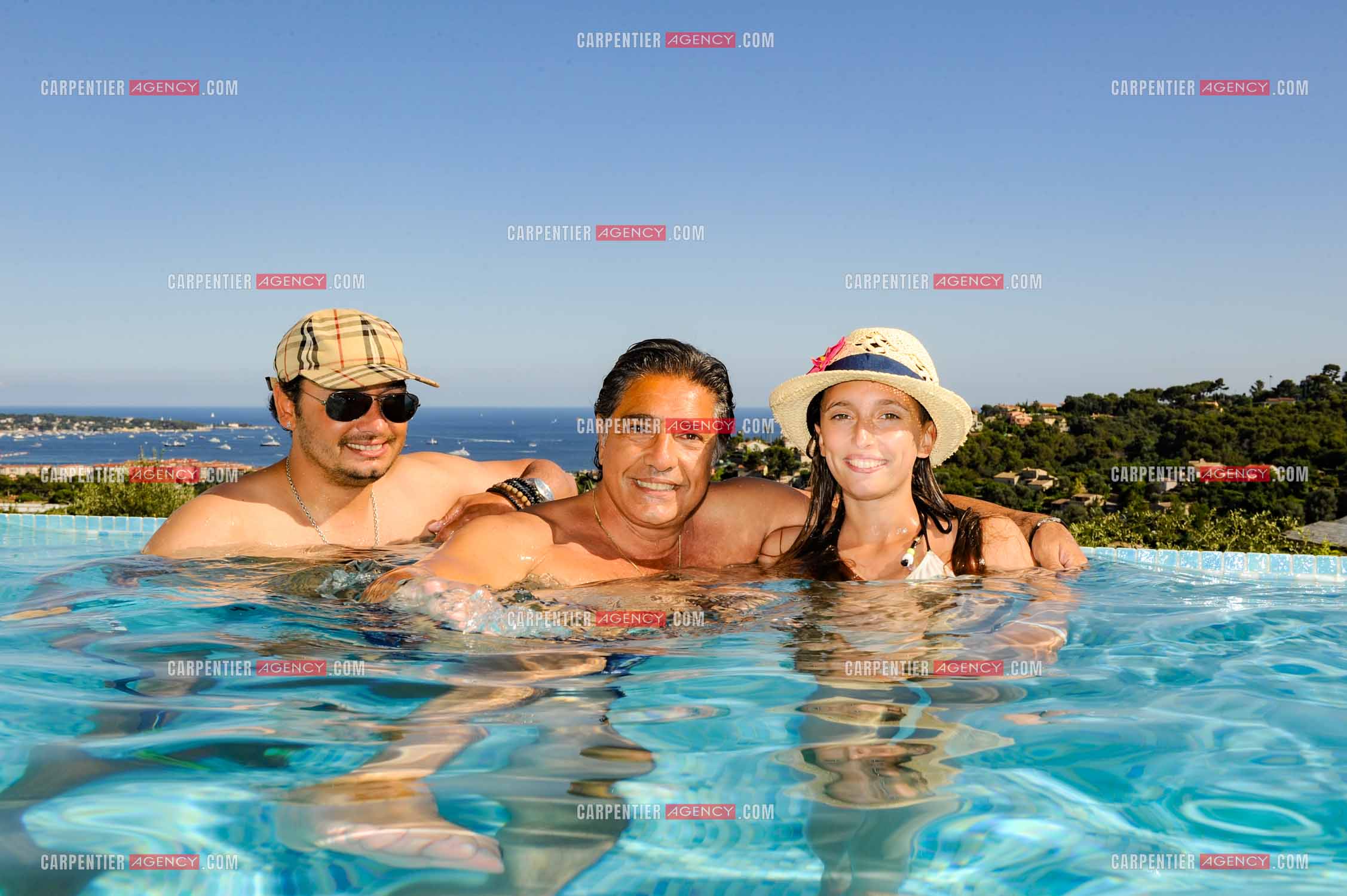 Le chanteur Frédéric François lors de ses vacances en famille dans sa résidence secondaire d'Antibes. Frédéric entouré de son fils Anthony et sa fille Victoria. ( Exclusif )