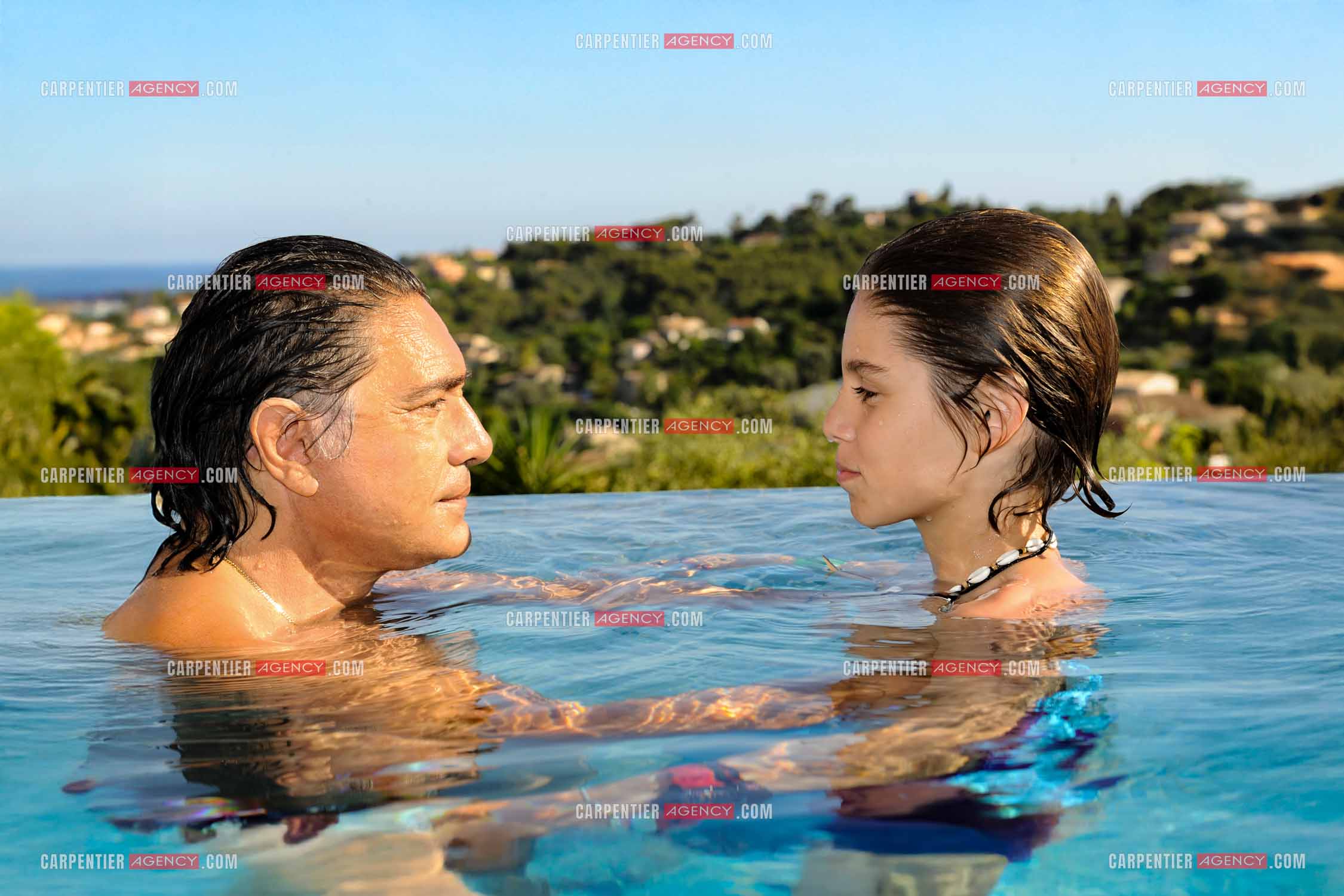 Le chanteur Frédéric François lors de ses vacances en famille dans sa résidence secondaire d'Antibes. Le face à face Frédéric et son petit-fils Matéo. ( Exclusif )