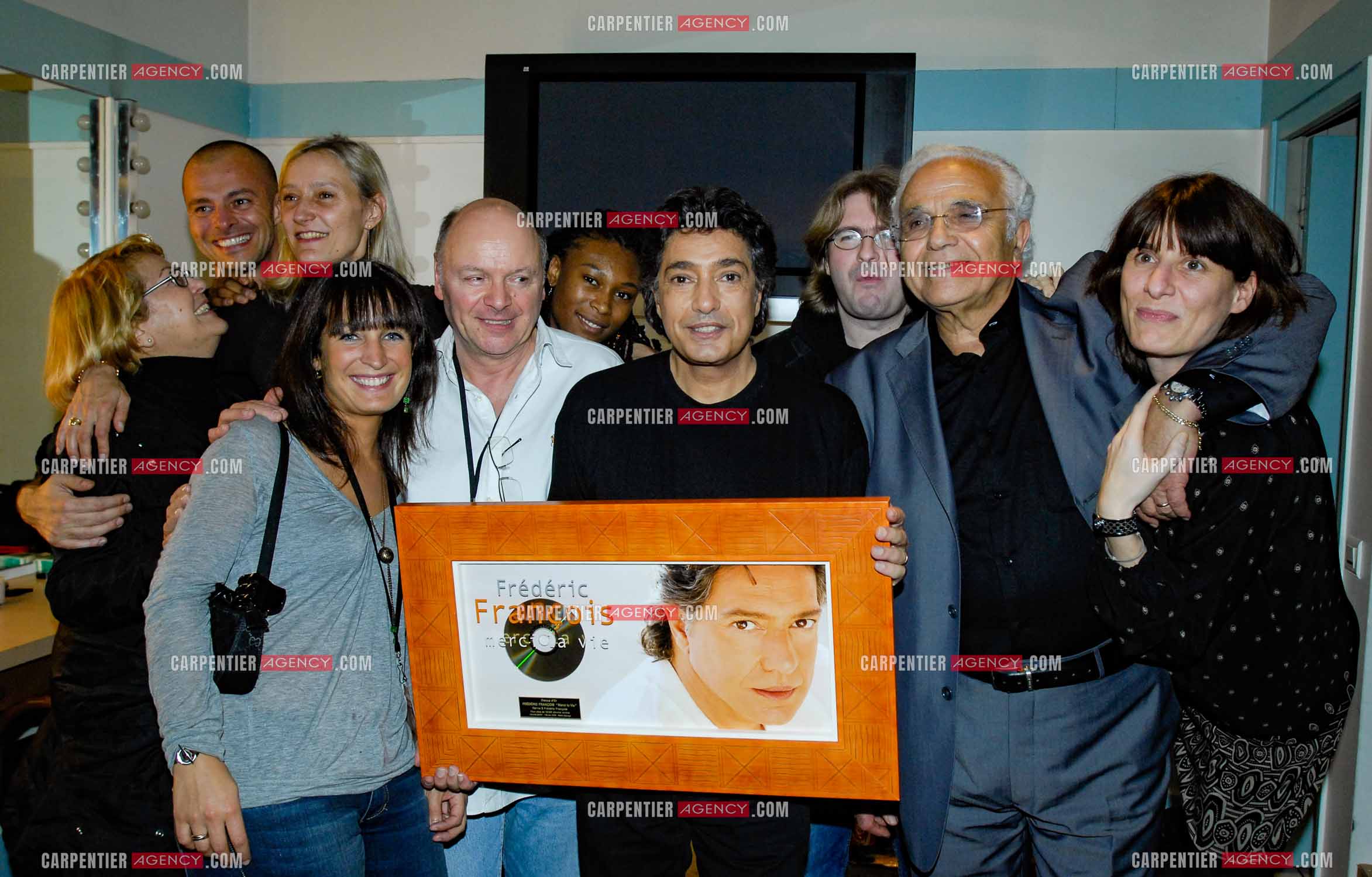 Le chanteur Frédéric François à l'Olympia du 29 février au 09 mars 2008. Disque d'or remis à Frédéric François par sa maison de disques Sony pour plus de 75 000 albums vendus. Certifié SNEP Février 2008.  ( Exclusif )