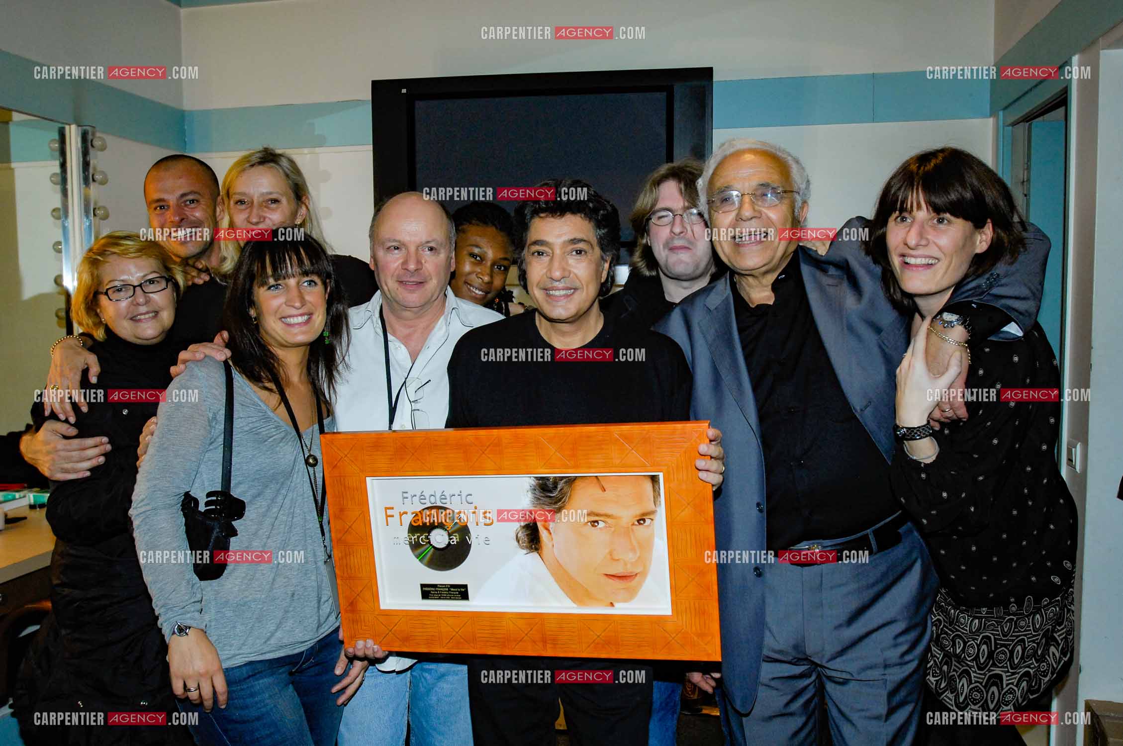 Le chanteur Frédéric François à l'Olympia du 29 février au 09 mars 2008. Disque d'or remis à Frédéric François par sa maison de disques Sony pour plus de 75 000 albums vendus. Certifié SNEP Février 2008.  ( Exclusif )