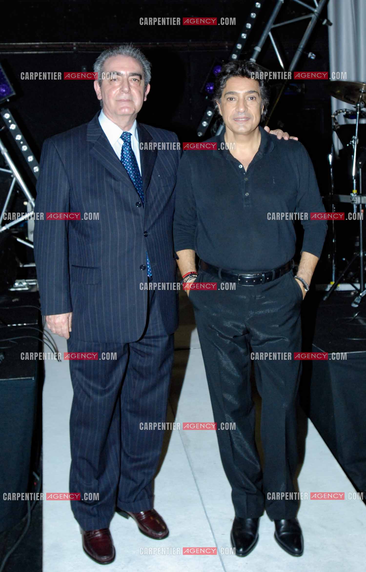 Le chanteur Frédéric François à l'Olympia du 29 février au 09 mars 2008. Le directeur de la radio HitaliaBelgio, Rocco De Primis et Frédéric François sur la scène de l'Olympia.  ( Exclusif )