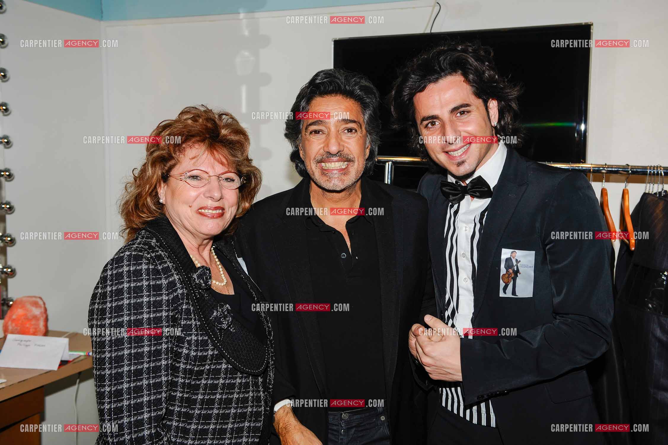 Le chanteur Frédéric François à l'Olympia du 11 au 20 février 2011. Dans sa loge, Frédéric François reçoit le chanteur Fred'Angelo et sa mère. ( Exclusif )