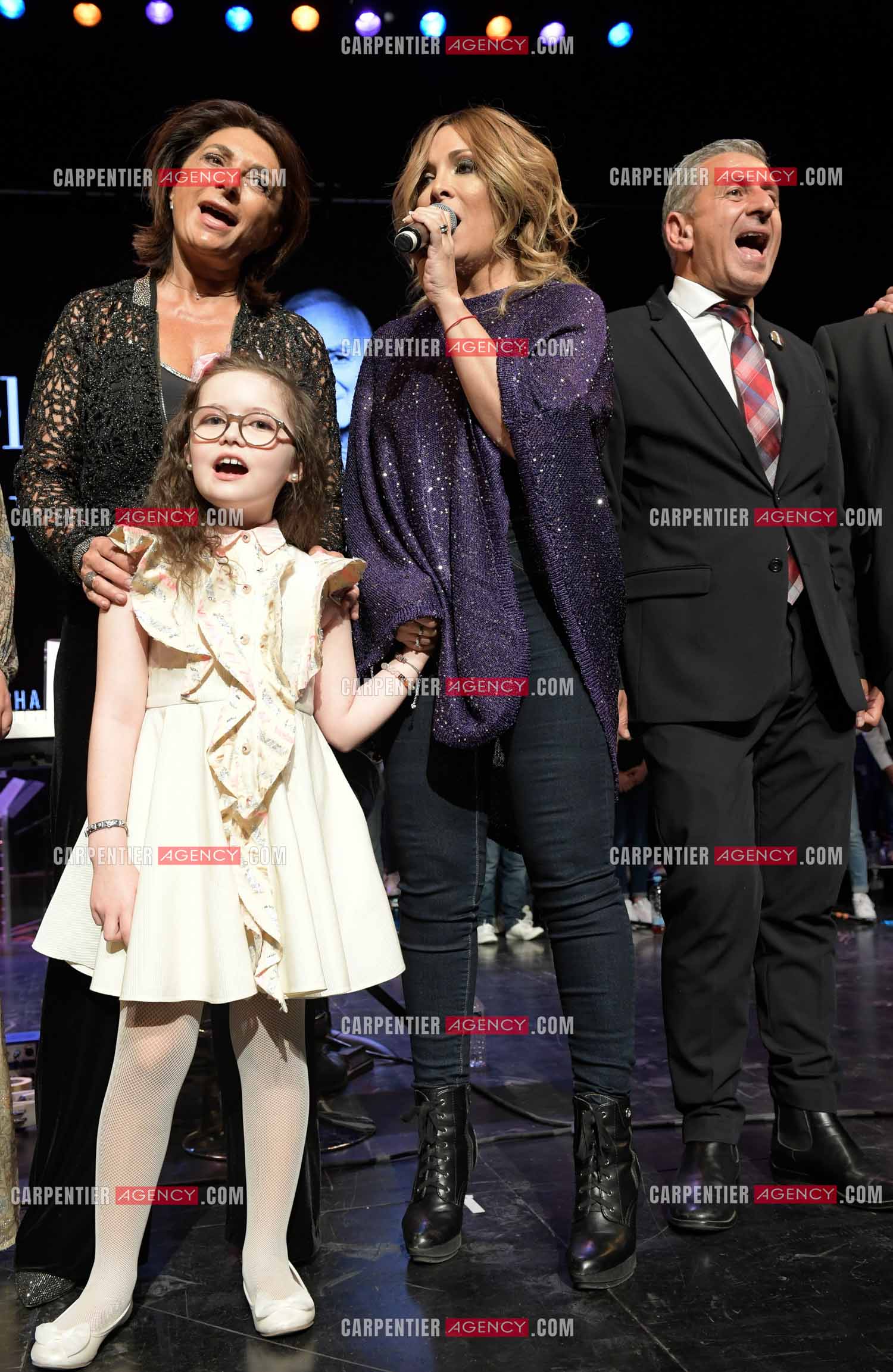 La chanteuse Hélène Ségara en duo avec la petite Emma Cerchi ( gagnante de la saison 5 de The Voice Kids ) en présence de Martine Vassal au Silo à Marseille pour l'inauguration de la salle “ Charles Aznavour “ en son hommage.