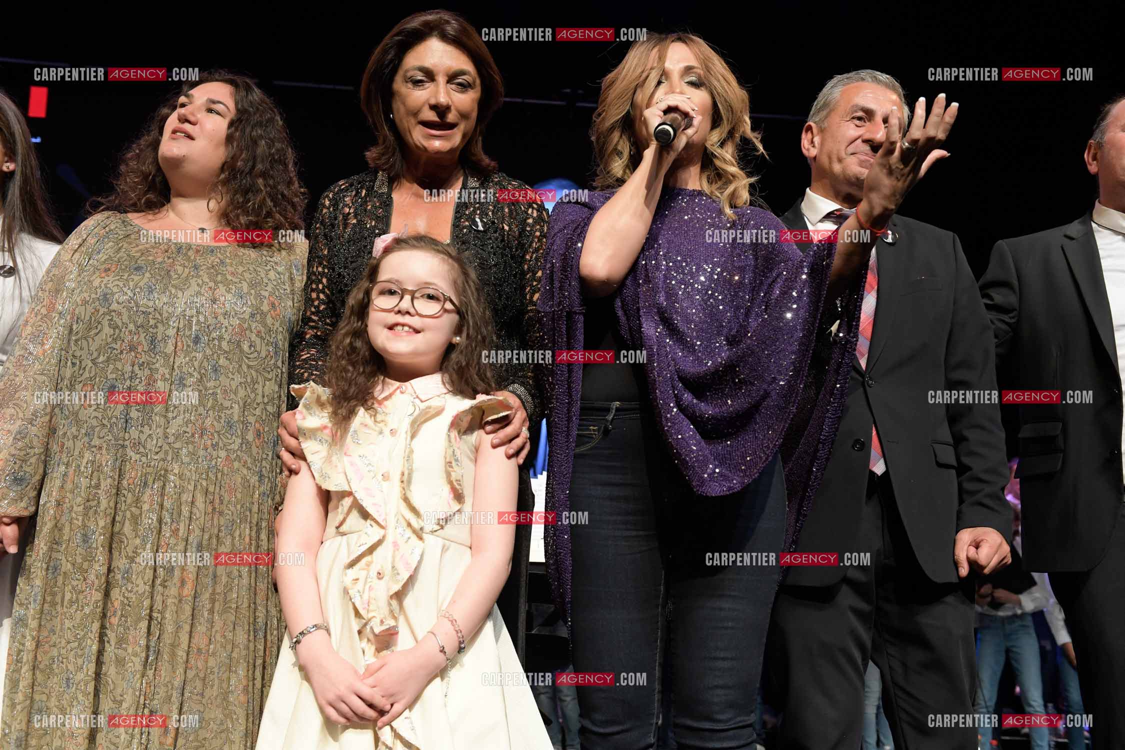 La chanteuse Hélène Ségara en duo avec la petite Emma Cerchi ( gagnante de la saison 5 de The Voice Kids ) en présence de Martine Vassal au Silo à Marseille pour l'inauguration de la salle “ Charles Aznavour “ en son hommage.
