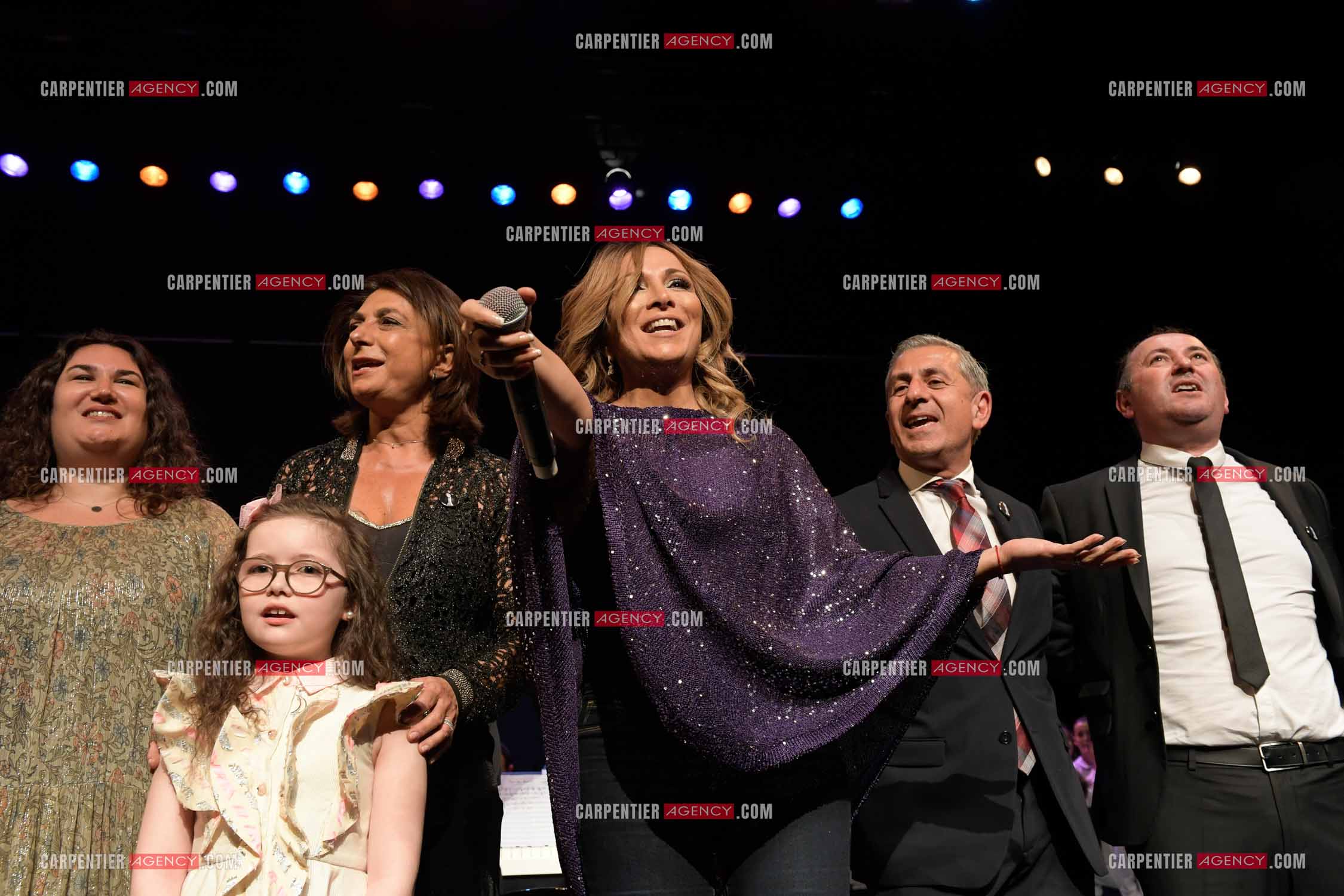 La chanteuse Hélène Ségara en duo avec la petite Emma Cerchi ( gagnante de la saison 5 de The Voice Kids ) en présence de Martine Vassal au Silo à Marseille pour l'inauguration de la salle “ Charles Aznavour “ en son hommage.