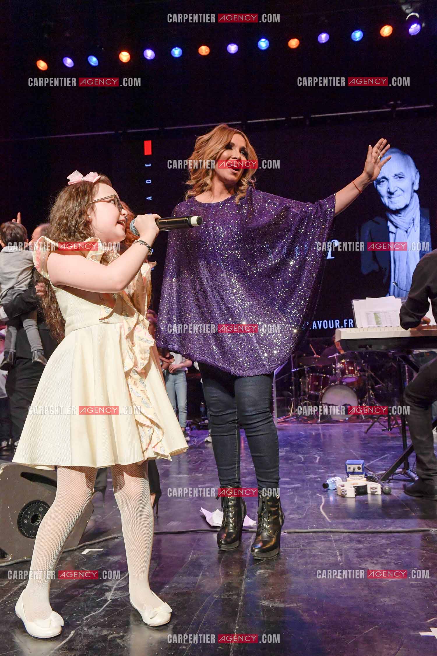 La chanteuse Hélène Ségara en duo avec la petite Emma Cerchi ( gagnante de la saison 5 de The Voice Kids ) au Silo à Marseille pour l'inauguration de la salle “ Charles Aznavour “ en son hommage.
