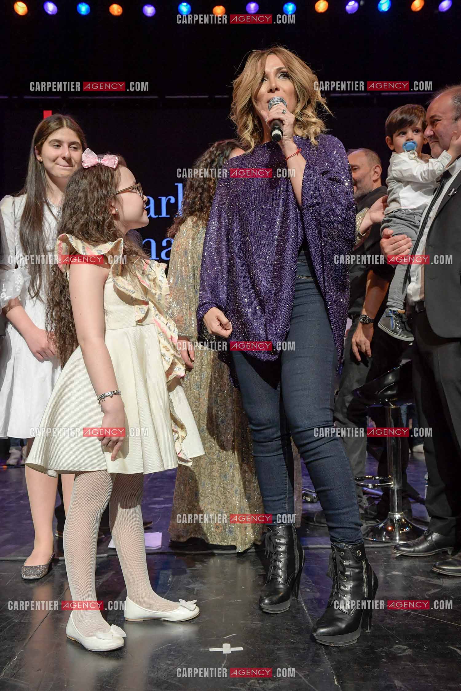 La chanteuse Hélène Ségara en duo avec la petite Emma Cerchi ( gagnante de la saison 5 de The Voice Kids ) au Silo à Marseille pour l'inauguration de la salle “ Charles Aznavour “ en son hommage.