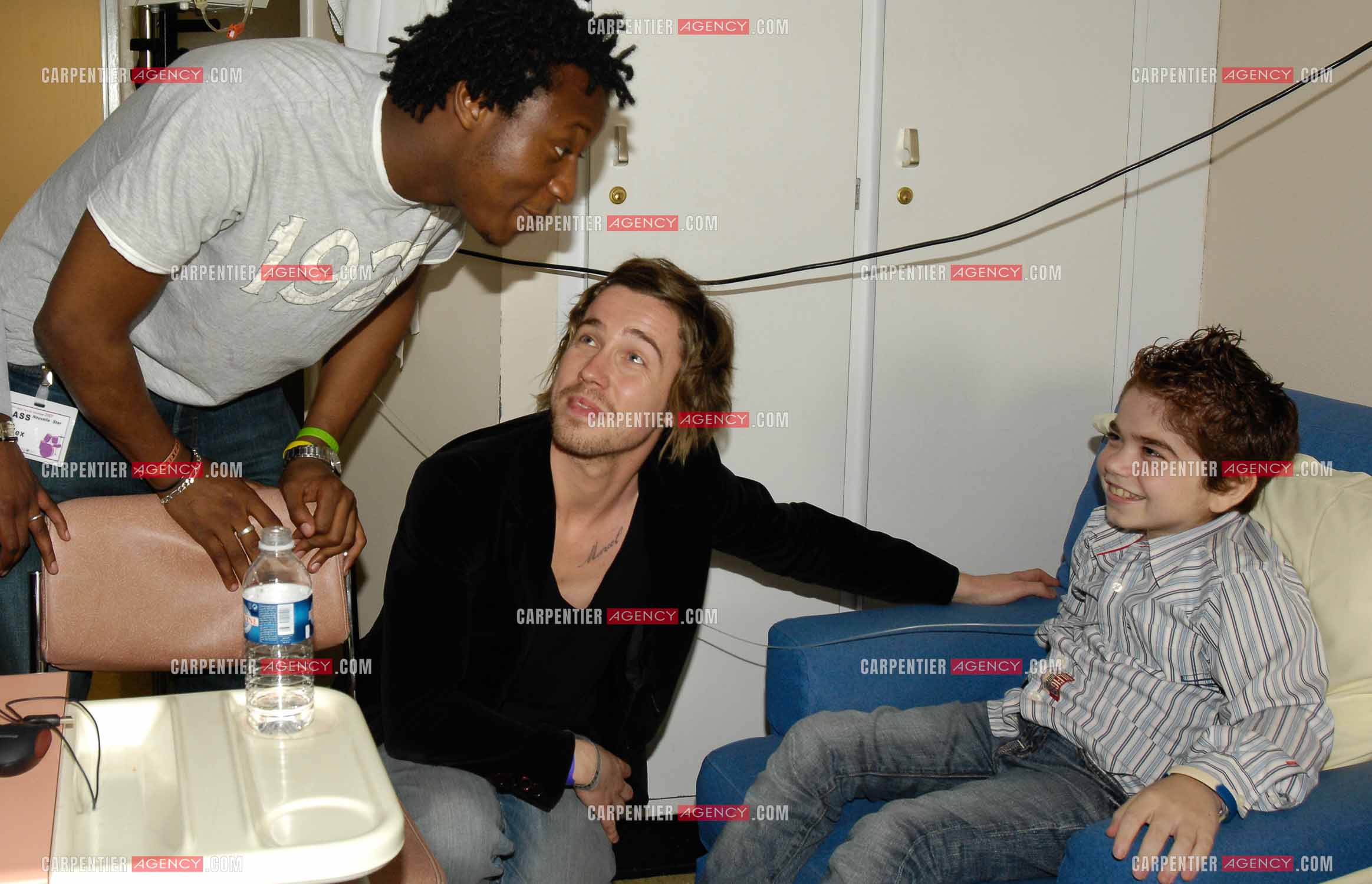 Concert privé pour le soutient du don d'organes et de la greffe dans l'enceinte de l'hôpital Neker à Paris " NECK'AIR DE MUSIQUE “ . Le gagnant de la Nouvelle Star 2007 Julien Doré, Tigane Drammeh, Gaëtane Abrial et Alex Fondja dans la chambre d'un enfant malade.( Exclusif )
