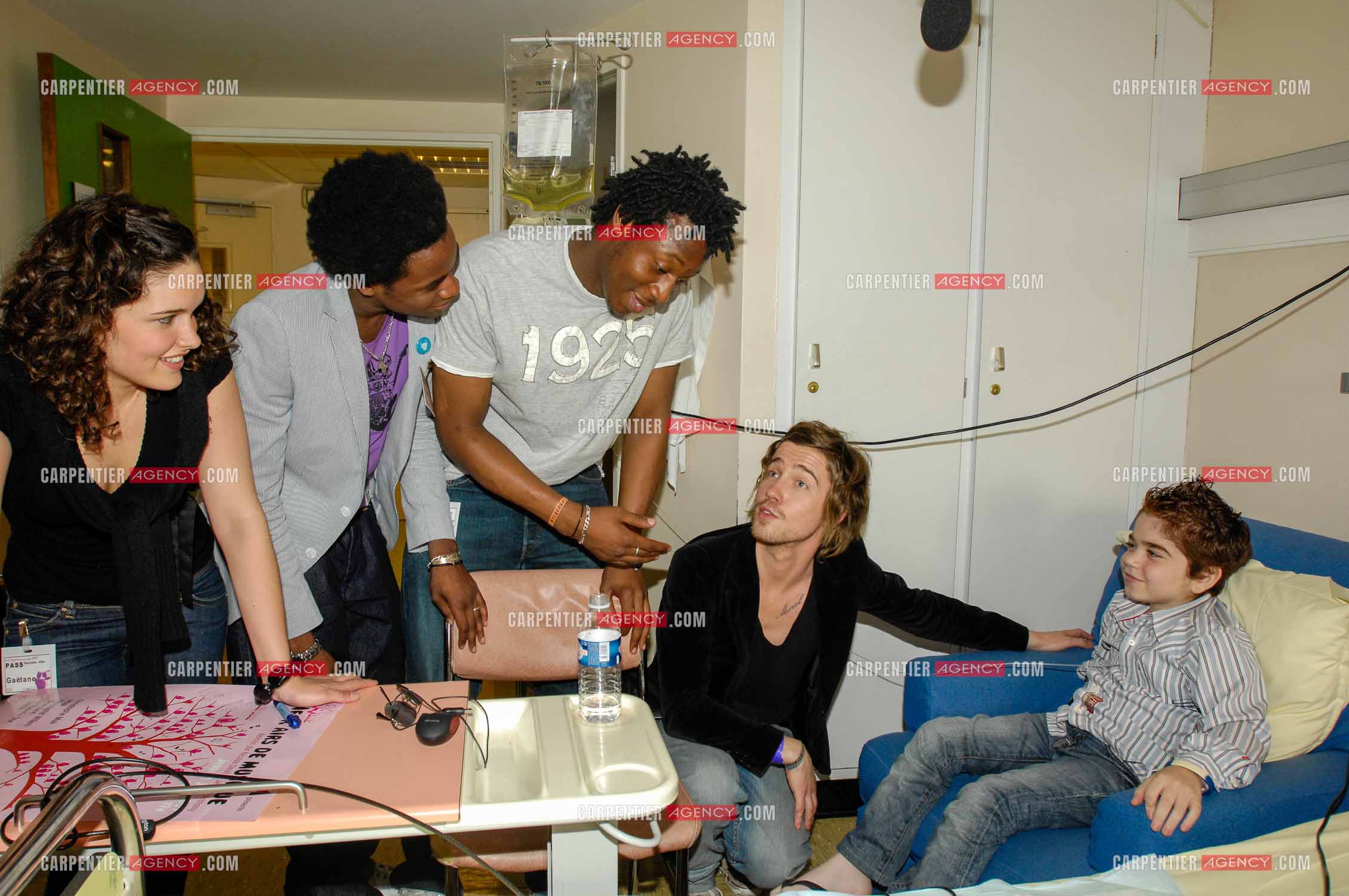 Concert privé pour le soutient du don d'organes et de la greffe dans l'enceinte de l'hôpital Neker à Paris " NECK'AIR DE MUSIQUE “ . Le gagnant de la Nouvelle Star 2007 Julien Doré, Tigane Drammeh, Gaëtane Abrial et Alex Fondja dans la chambre d'un enfant malade.( Exclusif )