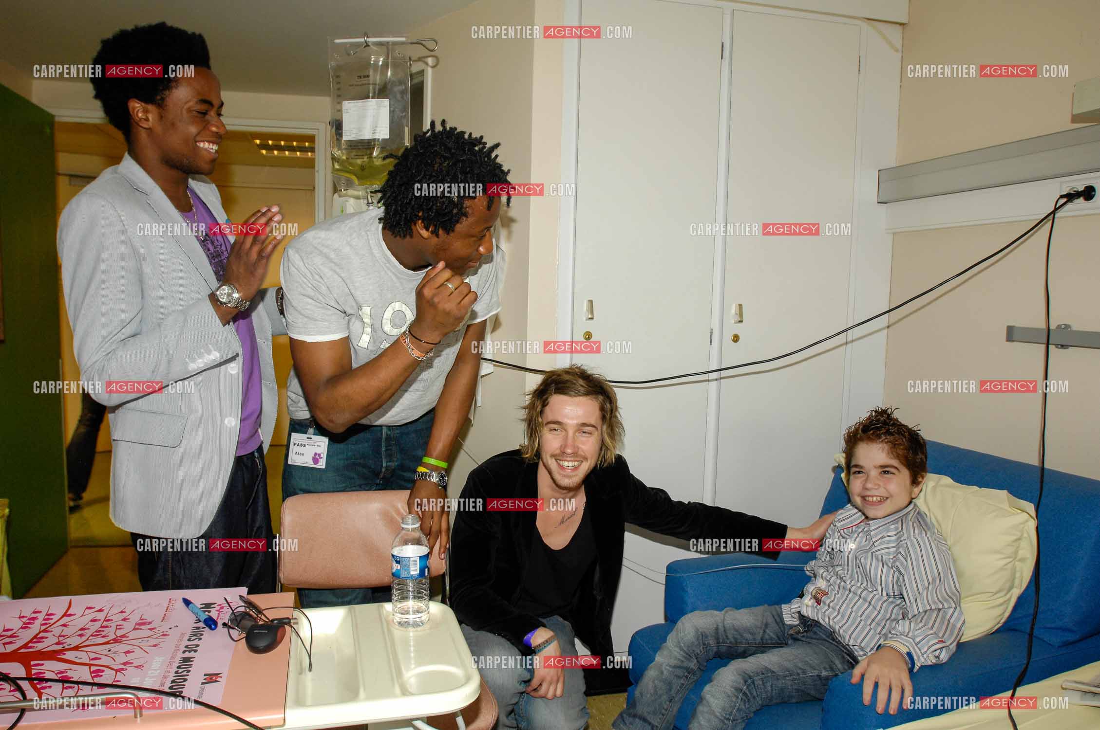Concert privé pour le soutient du don d'organes et de la greffe dans l'enceinte de l'hôpital Neker à Paris " NECK'AIR DE MUSIQUE “ . Le gagnant de la Nouvelle Star 2007 Julien Doré, Tigane Drammeh, Gaëtane Abrial et Alex Fondja dans la chambre d'un enfant malade.( Exclusif )