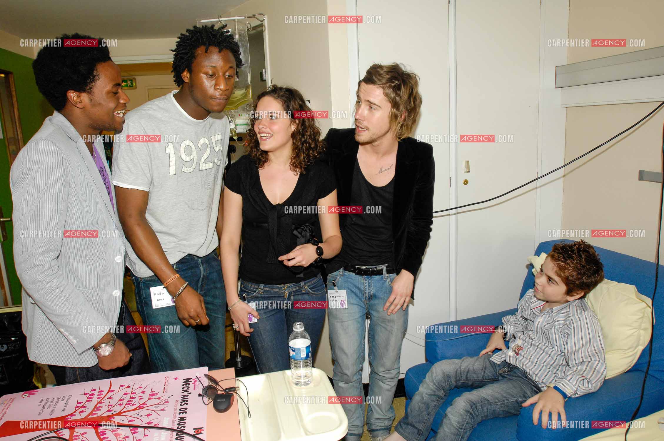 Concert privé pour le soutient du don d'organes et de la greffe dans l'enceinte de l'hôpital Neker à Paris " NECK'AIR DE MUSIQUE “ . Le gagnant de la Nouvelle Star 2007 Julien Doré, Tigane Drammeh, Gaëtane Abrial et Alex Fondja dans la chambre d'un enfant malade.( Exclusif )