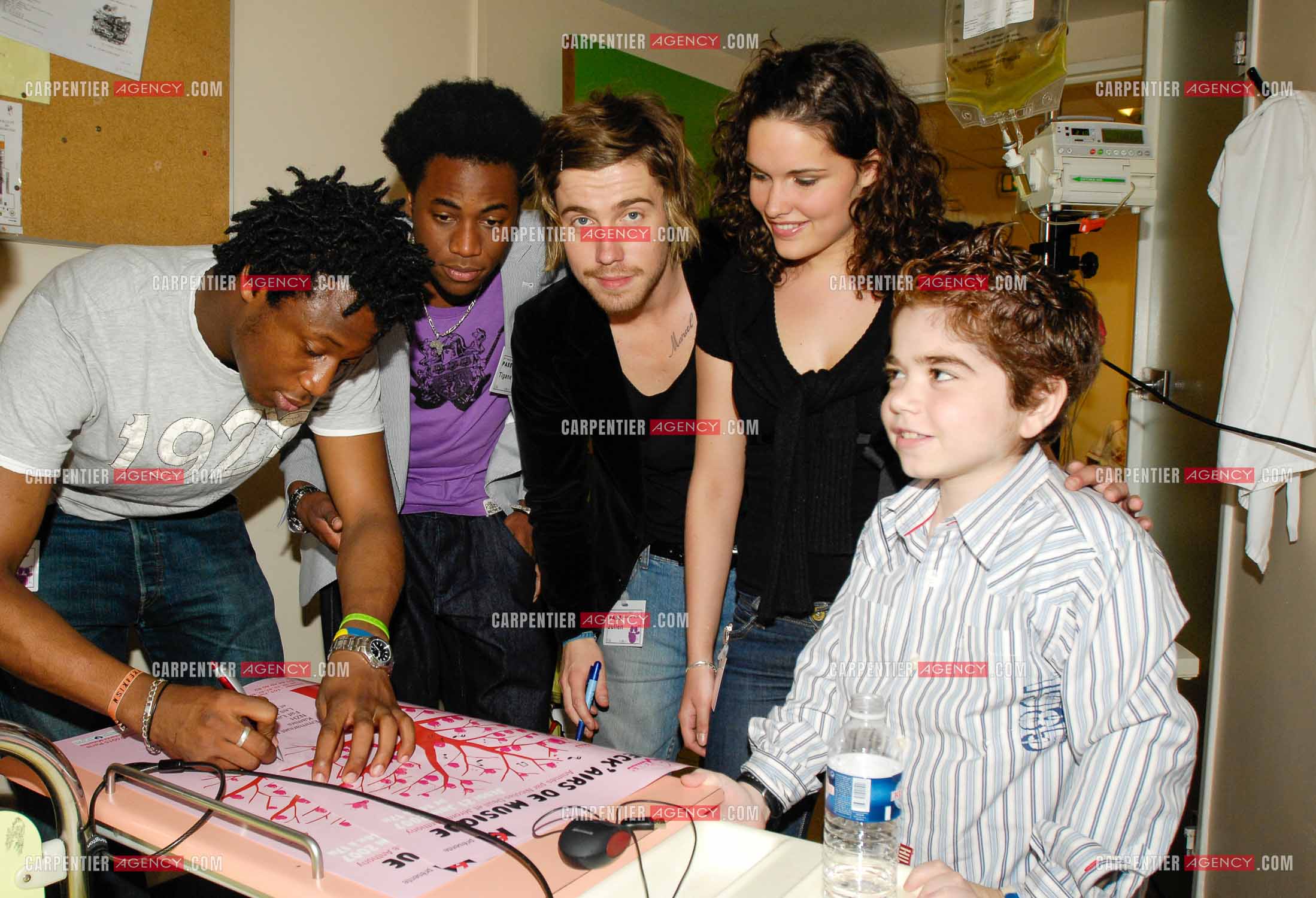Concert privé pour le soutient du don d'organes et de la greffe dans l'enceinte de l'hôpital Neker à Paris " NECK'AIR DE MUSIQUE “ . Le gagnant de la Nouvelle Star 2007 Julien Doré, Tigane Drammeh, Gaëtane Abrial et Alex Fondja dans la chambre d'un enfant malade.( Exclusif )