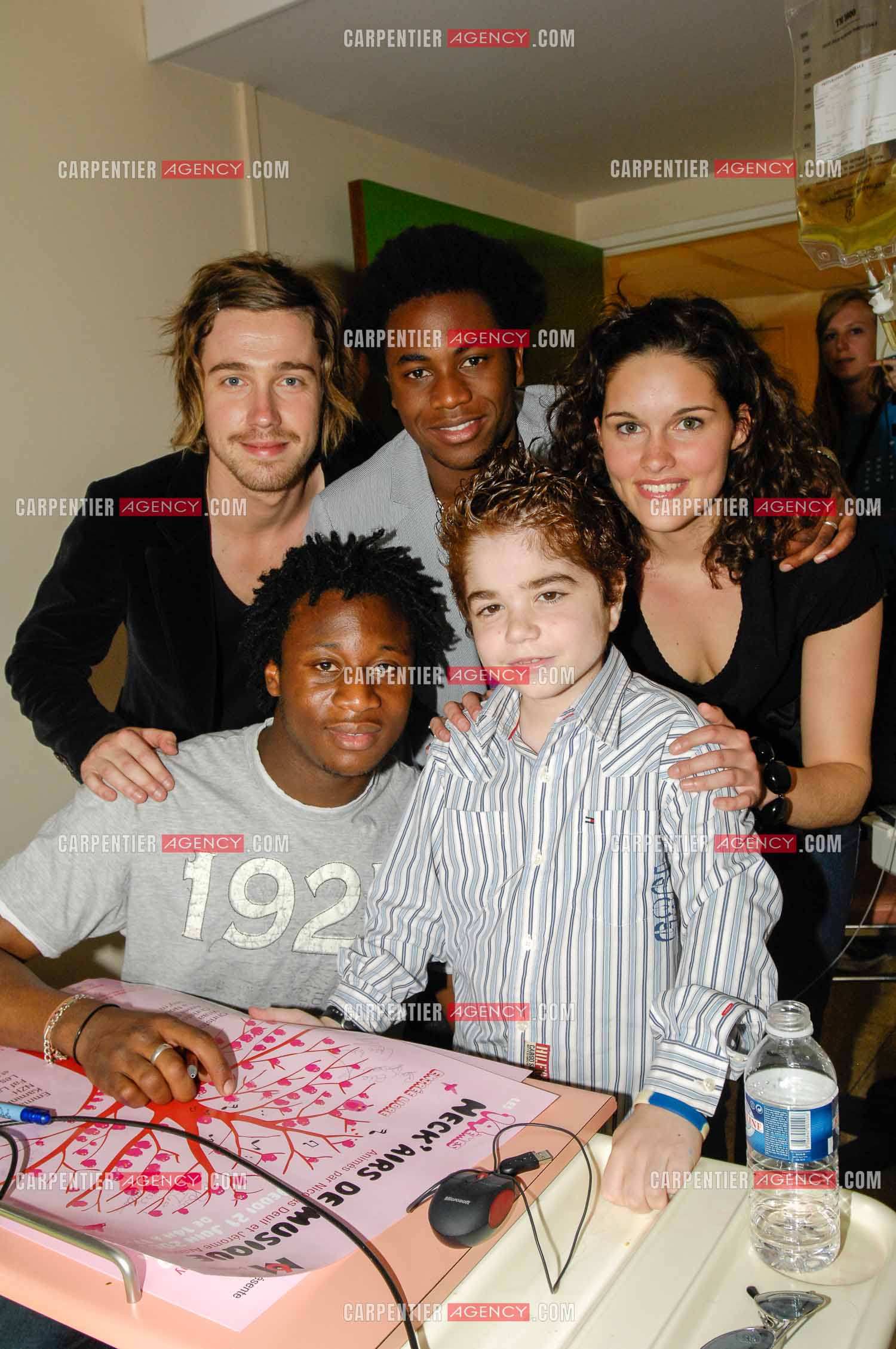 Concert privé pour le soutient du don d'organes et de la greffe dans l'enceinte de l'hôpital Neker à Paris " NECK'AIR DE MUSIQUE “ . Le gagnant de la Nouvelle Star 2007 Julien Doré, Tigane Drammeh, Gaëtane Abrial et Alex Fondja dans la chambre d'un enfant malade.( Exclusif )