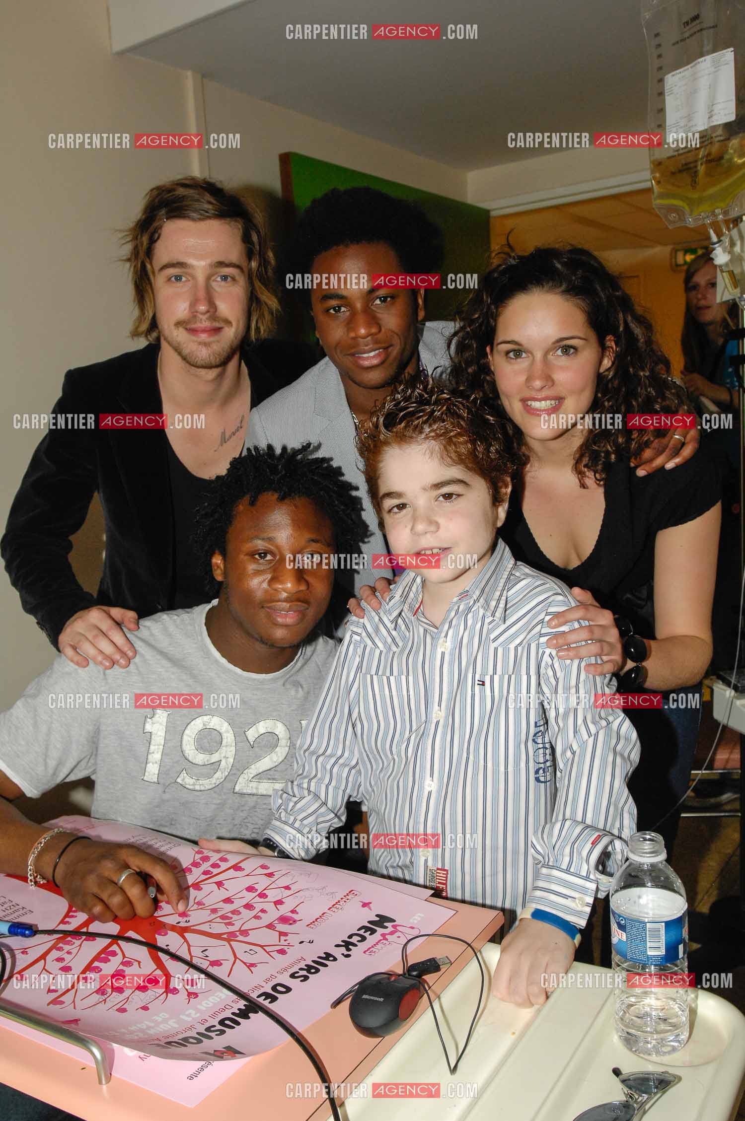 Concert privé pour le soutient du don d'organes et de la greffe dans l'enceinte de l'hôpital Neker à Paris " NECK'AIR DE MUSIQUE “ . Le gagnant de la Nouvelle Star 2007 Julien Doré, Tigane Drammeh, Gaëtane Abrial et Alex Fondja dans la chambre d'un enfant malade.( Exclusif )