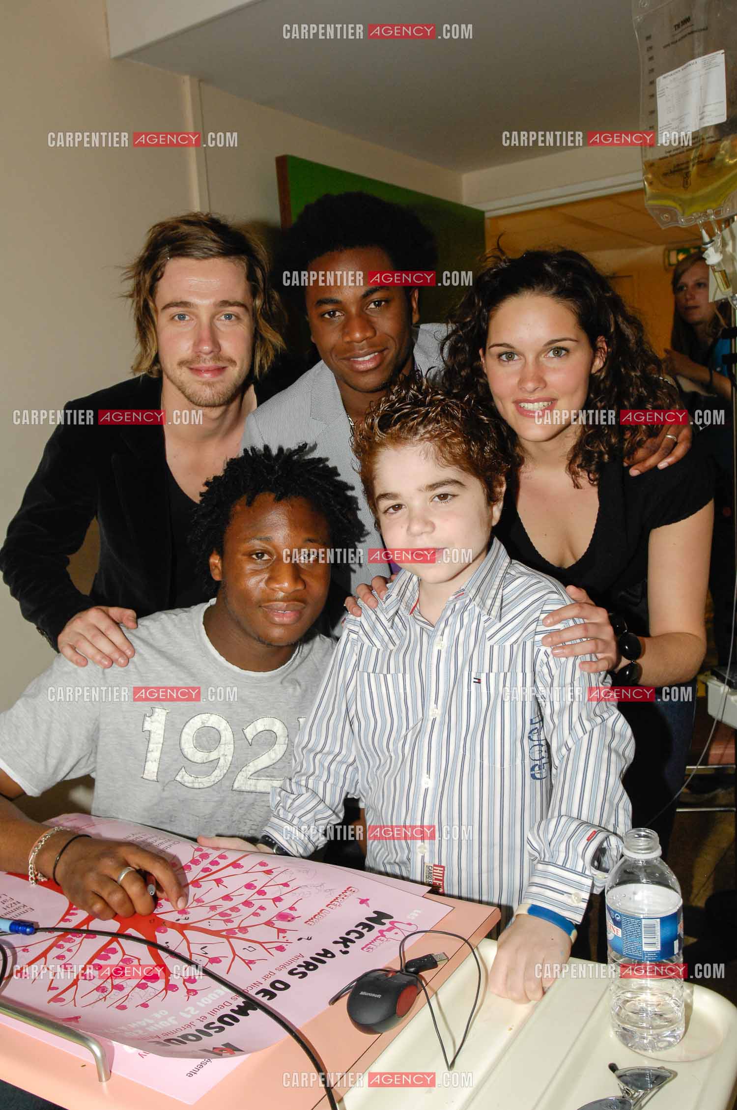 Concert privé pour le soutient du don d'organes et de la greffe dans l'enceinte de l'hôpital Neker à Paris " NECK'AIR DE MUSIQUE “ . Le gagnant de la Nouvelle Star 2007 Julien Doré, Tigane Drammeh, Gaëtane Abrial et Alex Fondja dans la chambre d'un enfant malade.( Exclusif )