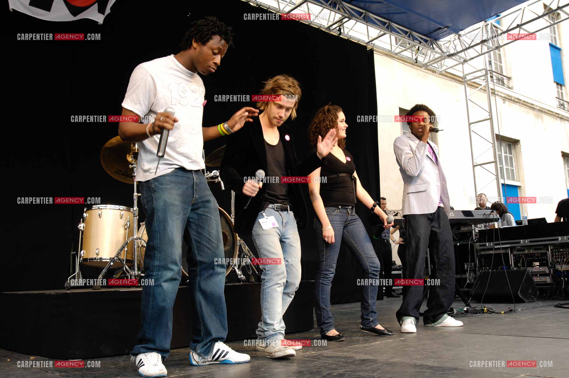Concert privé pour le soutient du don d'organes et de la greffe dans l'enceinte de l'hôpital Neker à Paris " NECK'AIR DE MUSIQUE “ .  Le gagnant de la Nouvelle Star 2007 Julien Doré, Tigane Drammeh, Gaëtane Abrial et Alex Fondja sur scène. ( Exclusif )