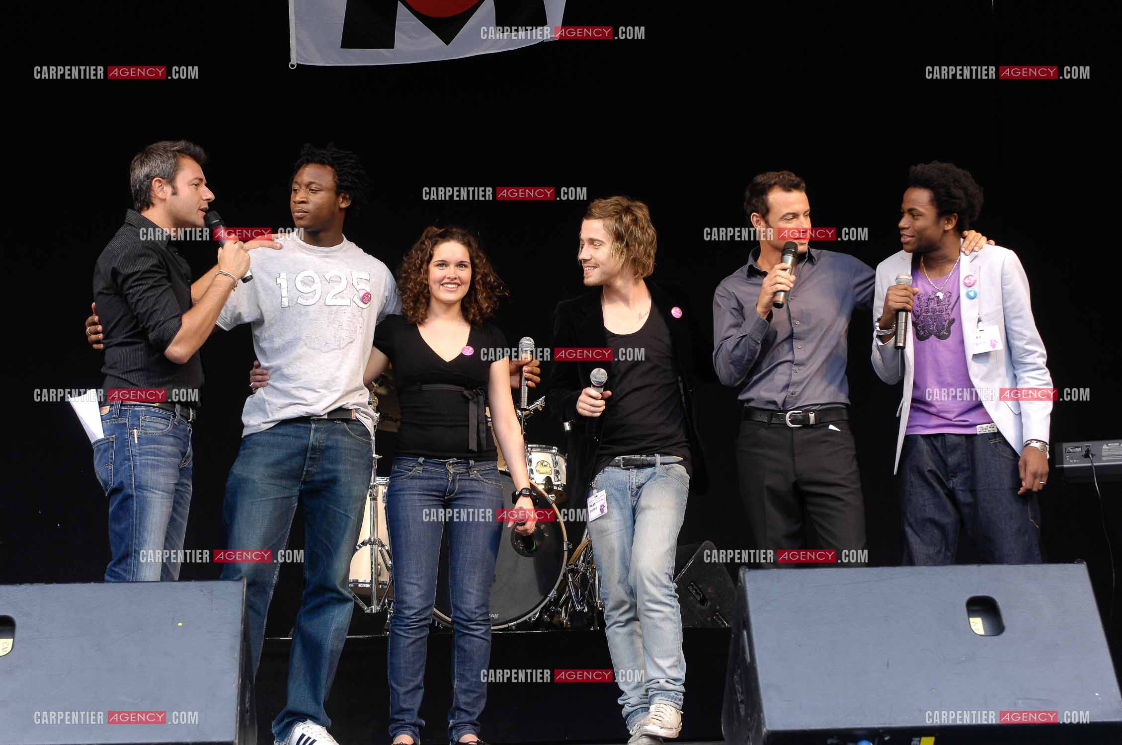 Concert privé pour le soutient du don d'organes et de la greffe dans l'enceinte de l'hôpital Neker à Paris " NECK'AIR DE MUSIQUE “ animé par Jérome Anthony et Nicolas Deuil.  Le gagnant de la Nouvelle Star 2007 Julien Doré, Tigane Drammeh, Gaëtane Abrial et Alex Fondja sur scène. ( Exclusif )