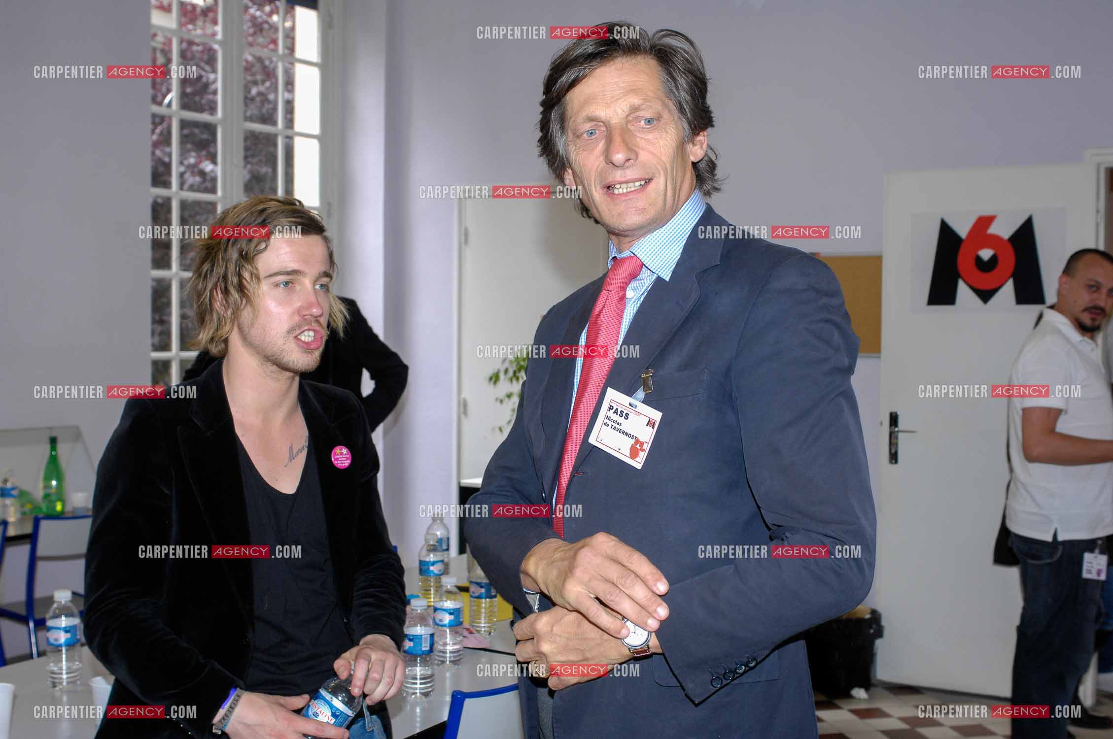 Concert privé dans l'enceinte de l'hôpital Neker à Paris " NECK'AIR DE MUSIQUE “ . Le Président-directeur général du groupe M6 Nicolas de Tavernost s'entretient avec le gagnant de la Nouvelle Star 2007 Julien Doré. ( Exclusif )