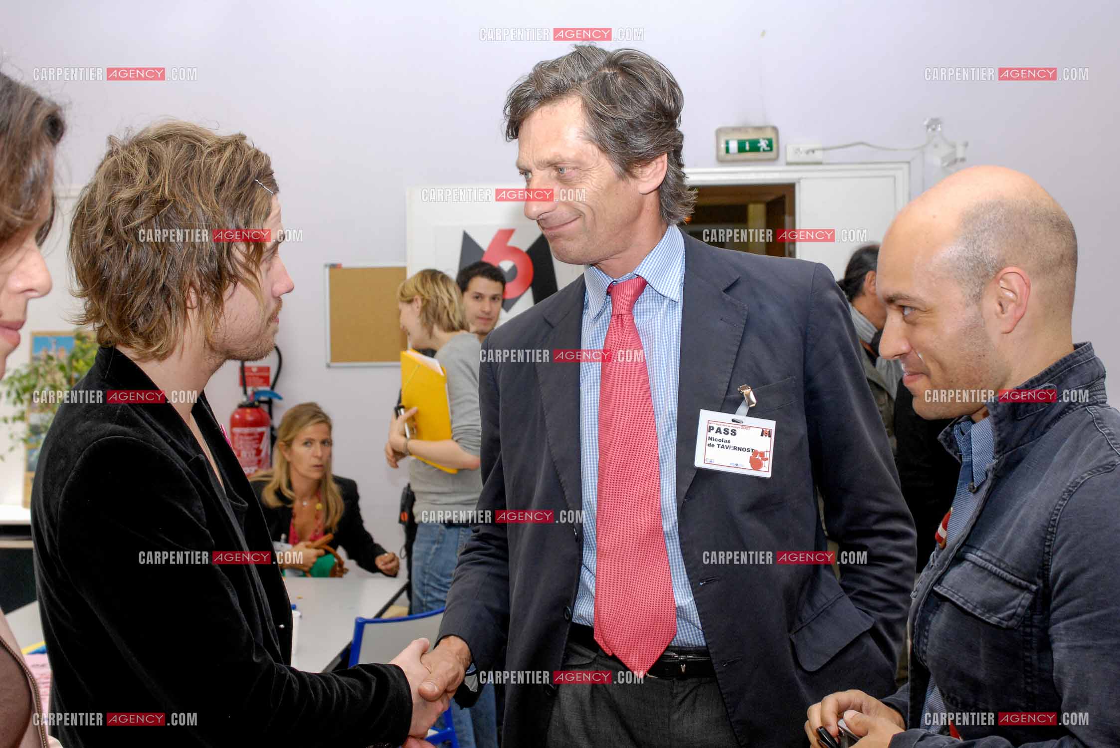 Concert privé dans l'enceinte de l'hôpital Neker à Paris " NECK'AIR DE MUSIQUE “ . Le Président-directeur général du groupe M6 Nicolas de Tavernost s'entretient avec le gagnant de la Nouvelle Star 2007 Julien Doré. ( Exclusif )
