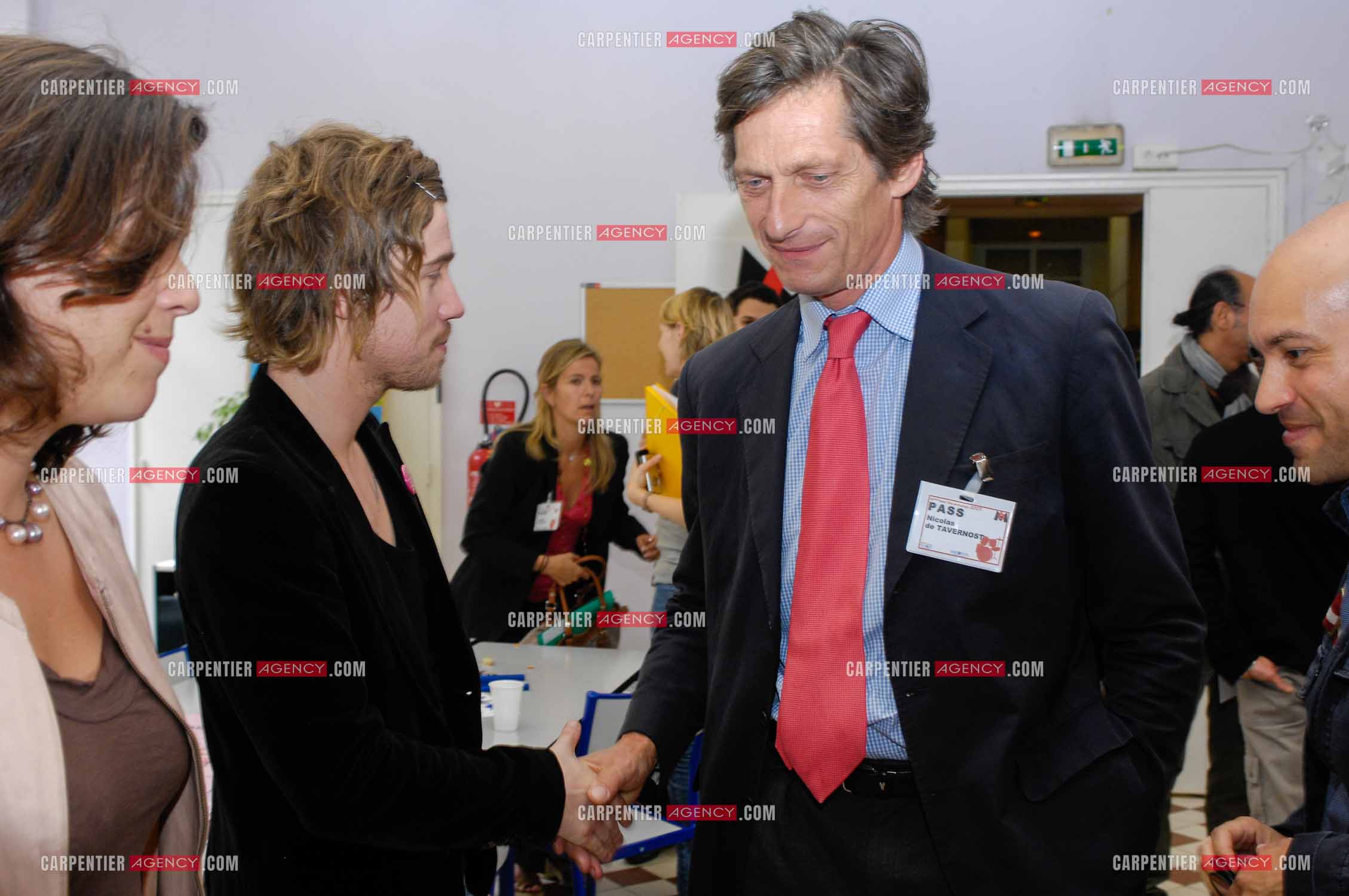 Concert privé dans l'enceinte de l'hôpital Neker à Paris " NECK'AIR DE MUSIQUE “ . Le Président-directeur général du groupe M6 Nicolas de Tavernost s'entretient avec le gagnant de la Nouvelle Star 2007 Julien Doré. ( Exclusif )
