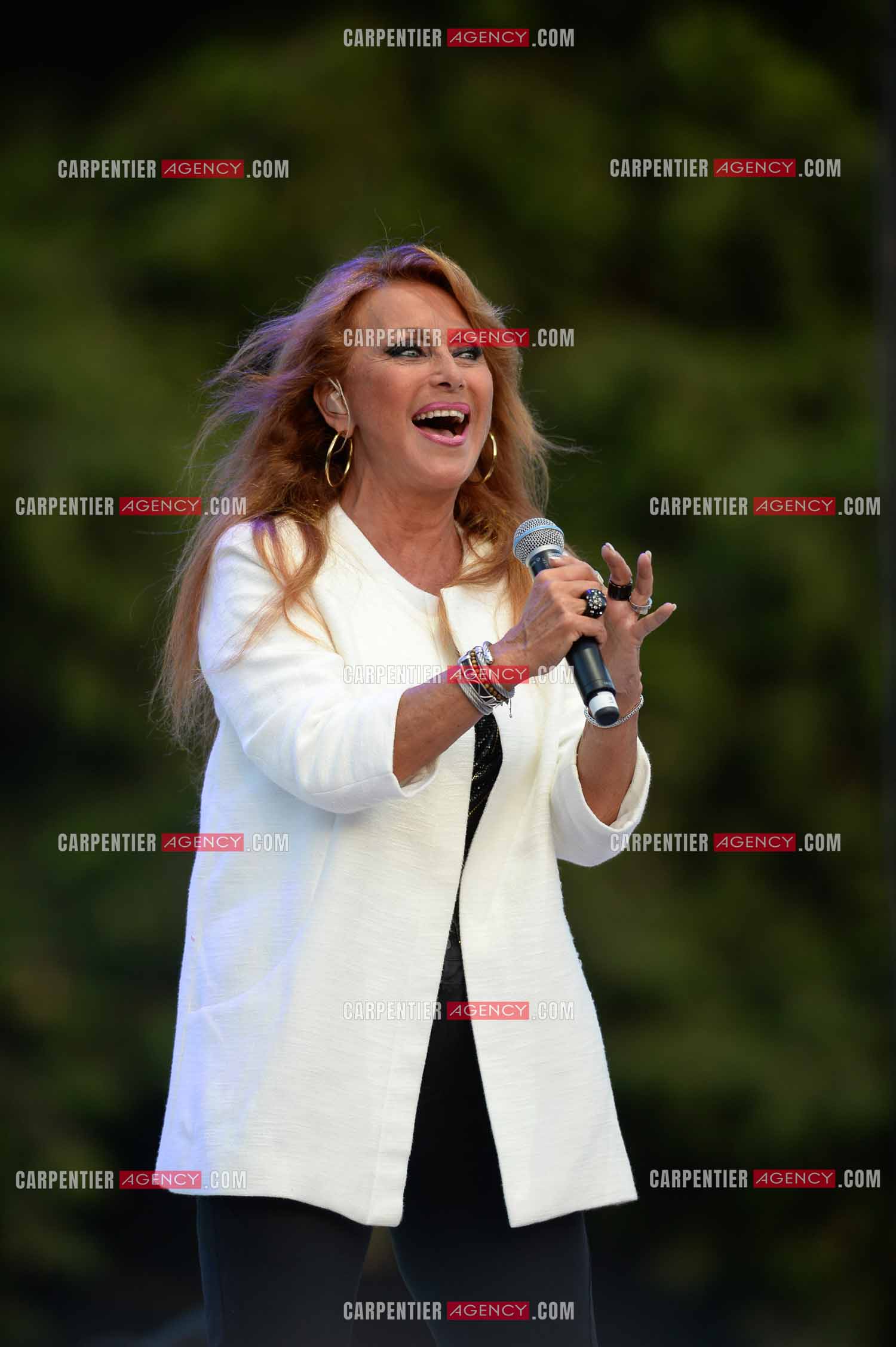 La chanteuse Julie Pietri en concert lors de la tournée Stars 80.