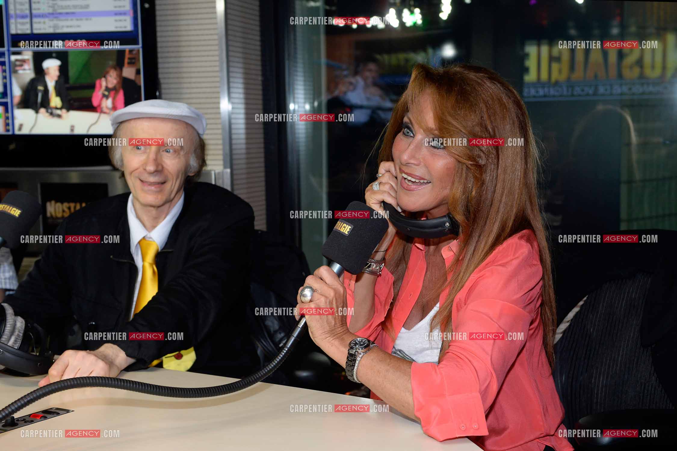 La chanteuse Julie Pietri et le chanteur Laroche Valmont  dans les studios de la station radio NOSTALGIE.       ( Exclusif )