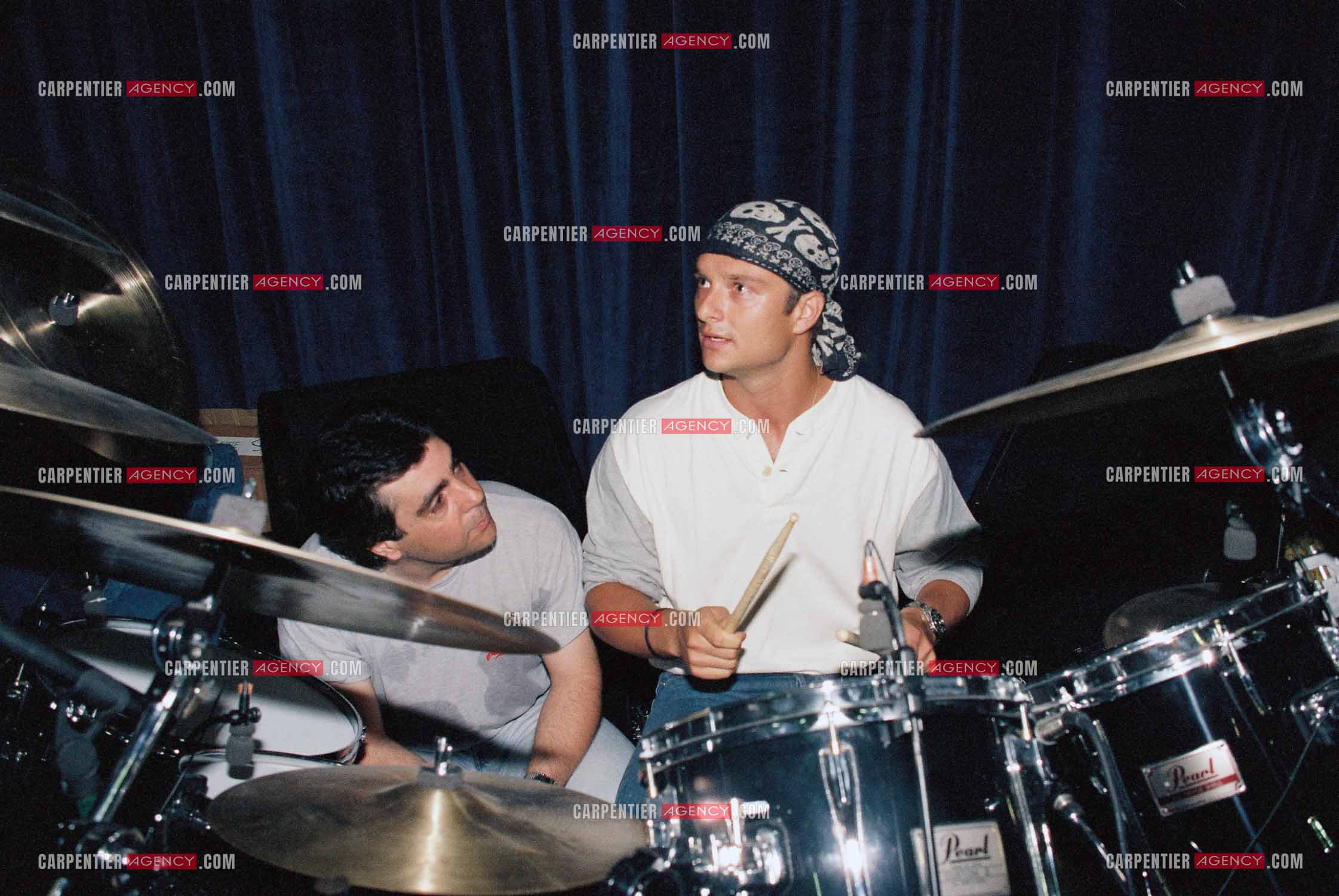David Hallyday et le batteur Yves Sanna lors des répétitions au studio LONG COURRIER a Aubervilliers  pour les concerts au PARC DES PRINCES que son père donnera les 18, 19 et 20 juin 1993 pour l'anniversaire de ses 50 ans.  ( Exclusif )