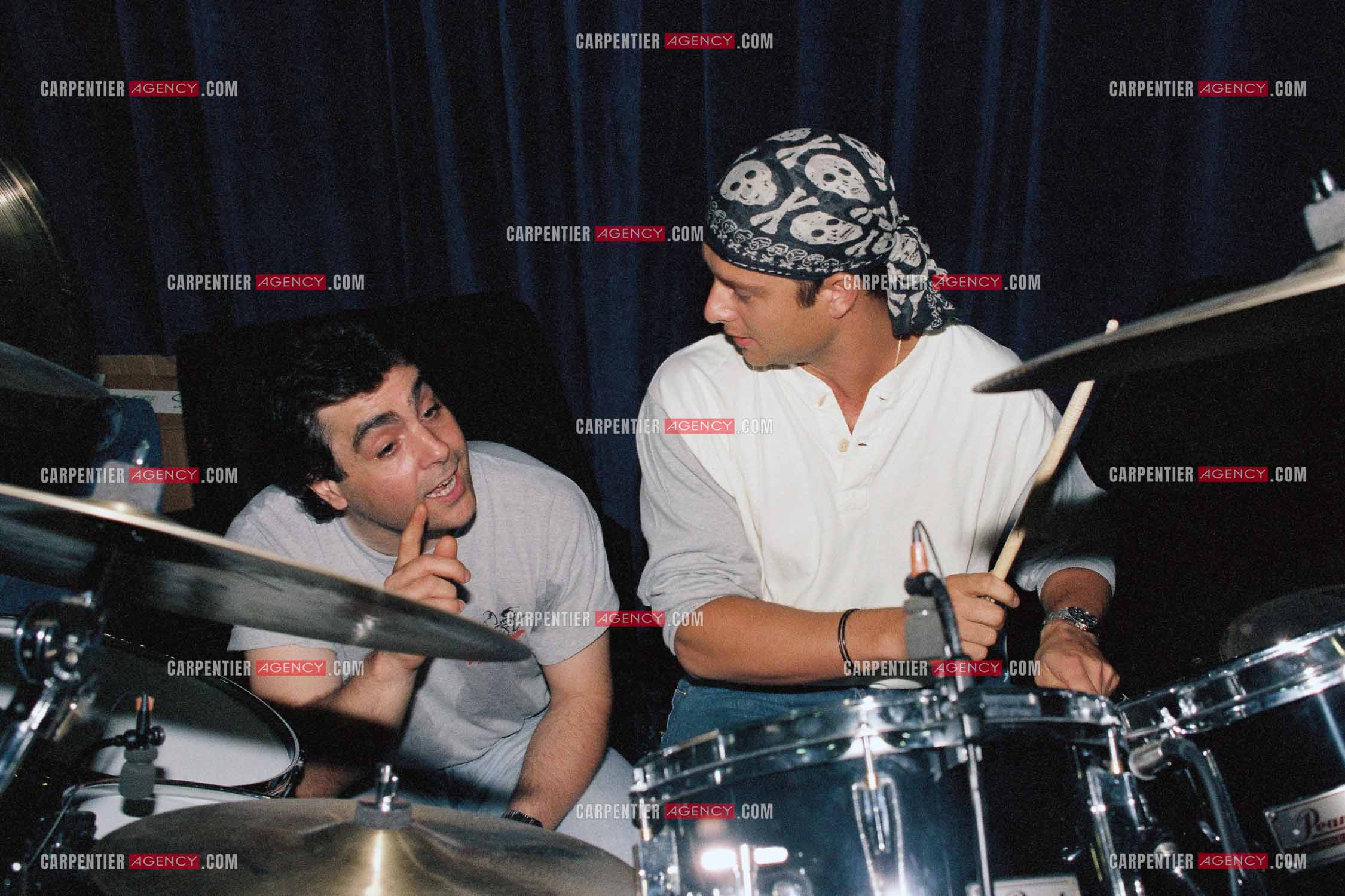 David Hallyday et le batteur Yves Sanna lors des répétitions au studio LONG COURRIER a Aubervilliers  pour les concerts au PARC DES PRINCES que son père donnera les 18, 19 et 20 juin 1993 pour l'anniversaire de ses 50 ans.  ( Exclusif )