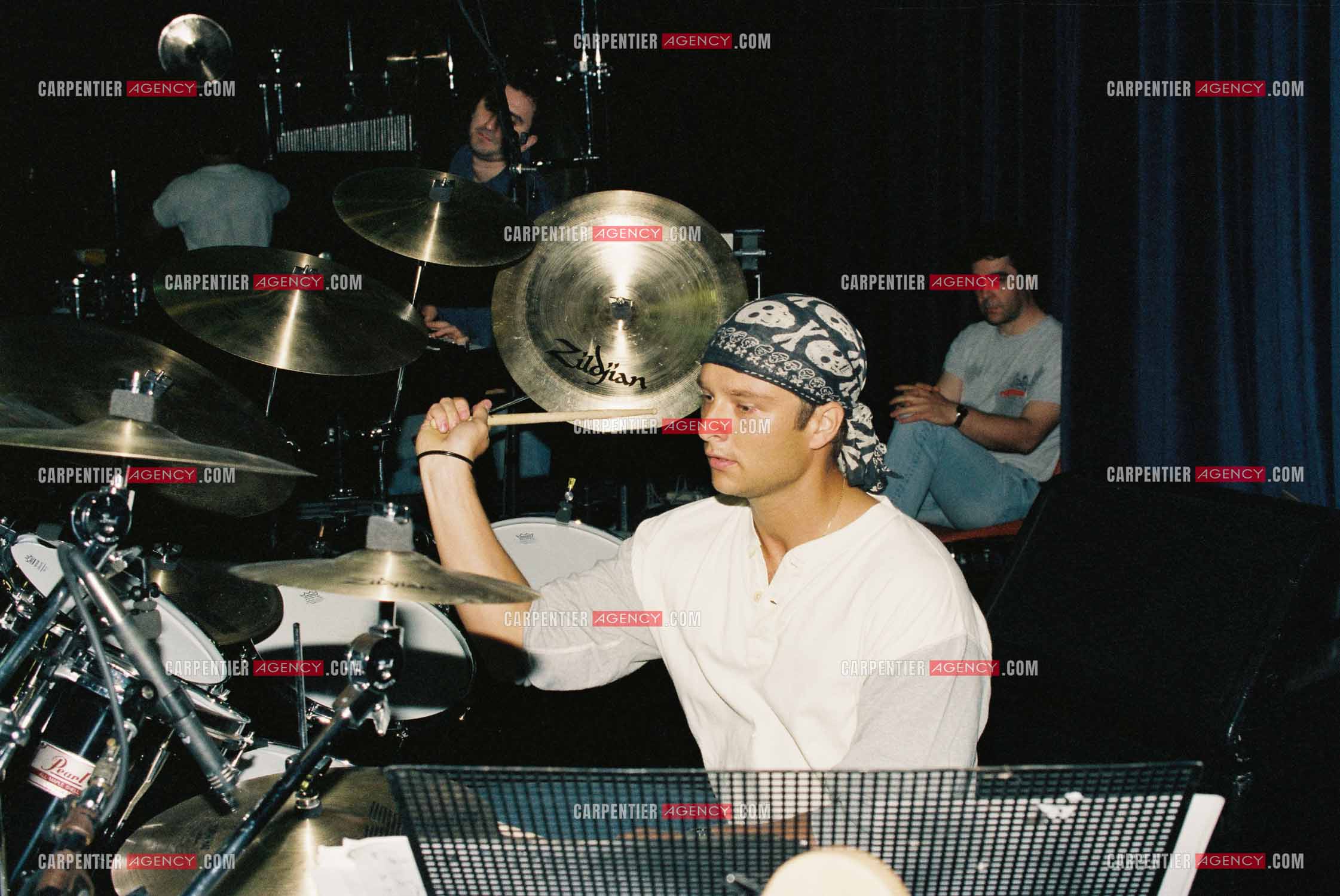 David Hallyday et le batteur Yves Sanna lors des répétitions au studio LONG COURRIER a Aubervilliers  pour les concerts au PARC DES PRINCES que son père donnera les 18, 19 et 20 juin 1993 pour l'anniversaire de ses 50 ans.  ( Exclusif )