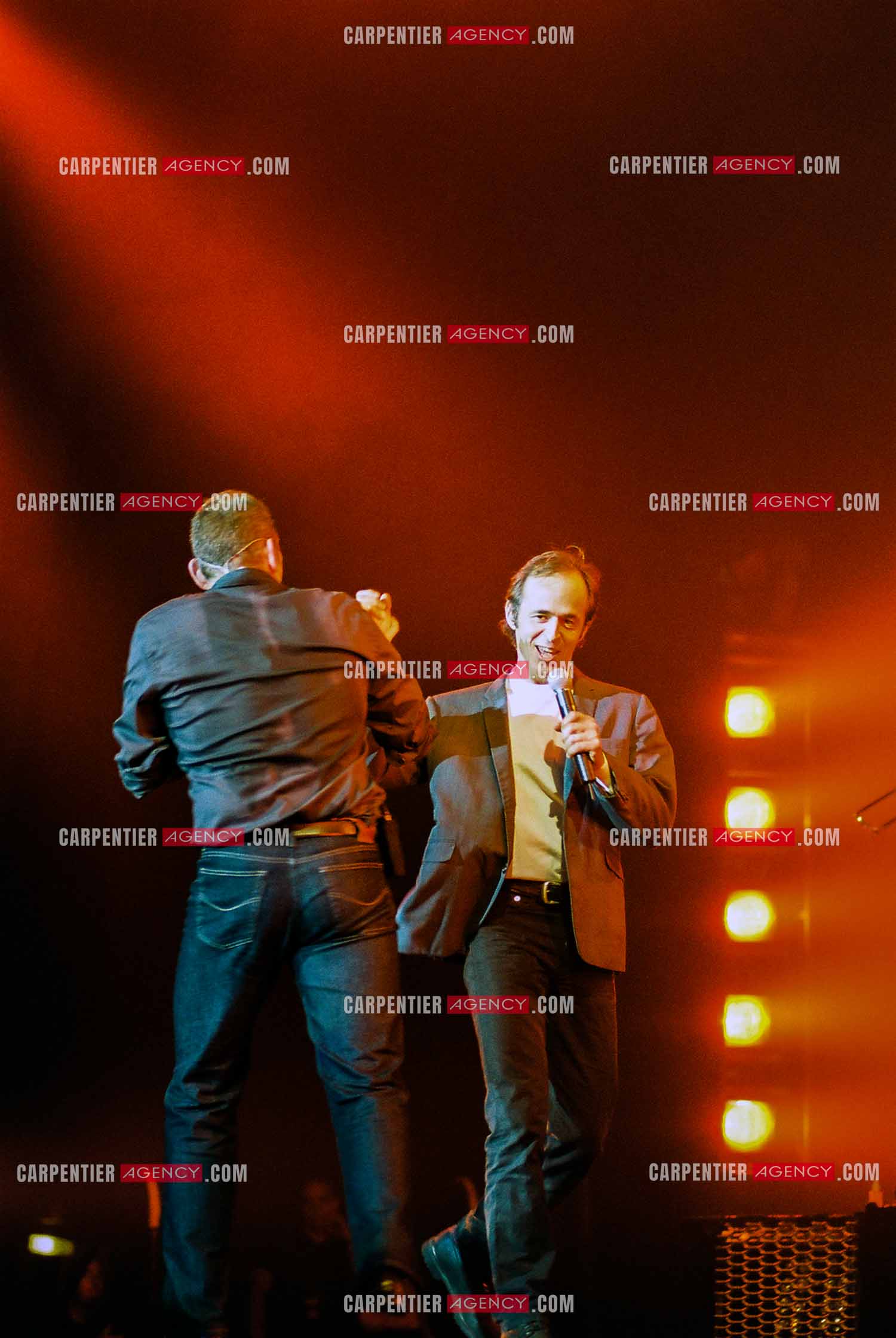 Le chanteur Garou en concert au POPB de Paris Bercy les  19, 20 et 21 mars 2002. Garou en duo avec le chanteur Jean-Jacques Goldman.   ( Exclusif )