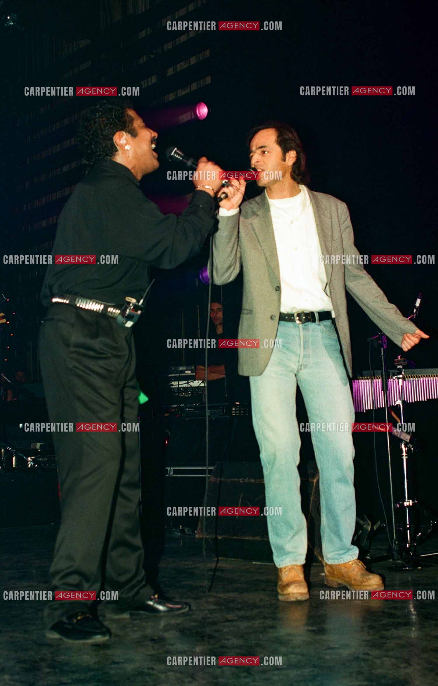 Le chanteur Khaled en concert au Zénith de Paris le 06 juin 2002. Le chanteur Jean-Jacques Goldman fait la surprise en venant faire un duo avec Khaled sur le titre “Aïcha“ dont il est l'auteur.    ( Exclusif )