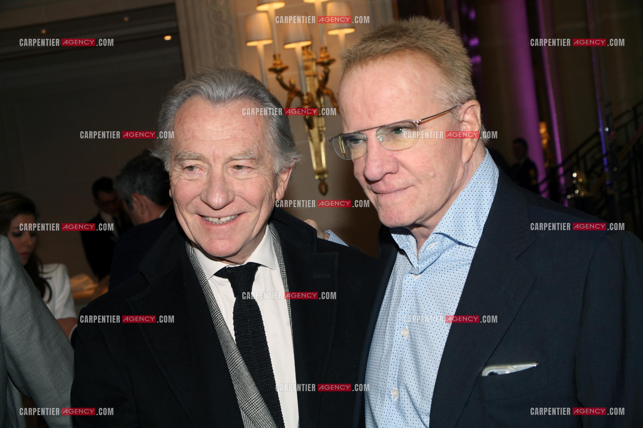 Gala caritatif des "Stéthos d'Or" qui récompensent les artistes qui contribuent au bien-être de tous au Georges V à Paris. Le journaliste William Leymergie et l'acteur Christophe Lambert.