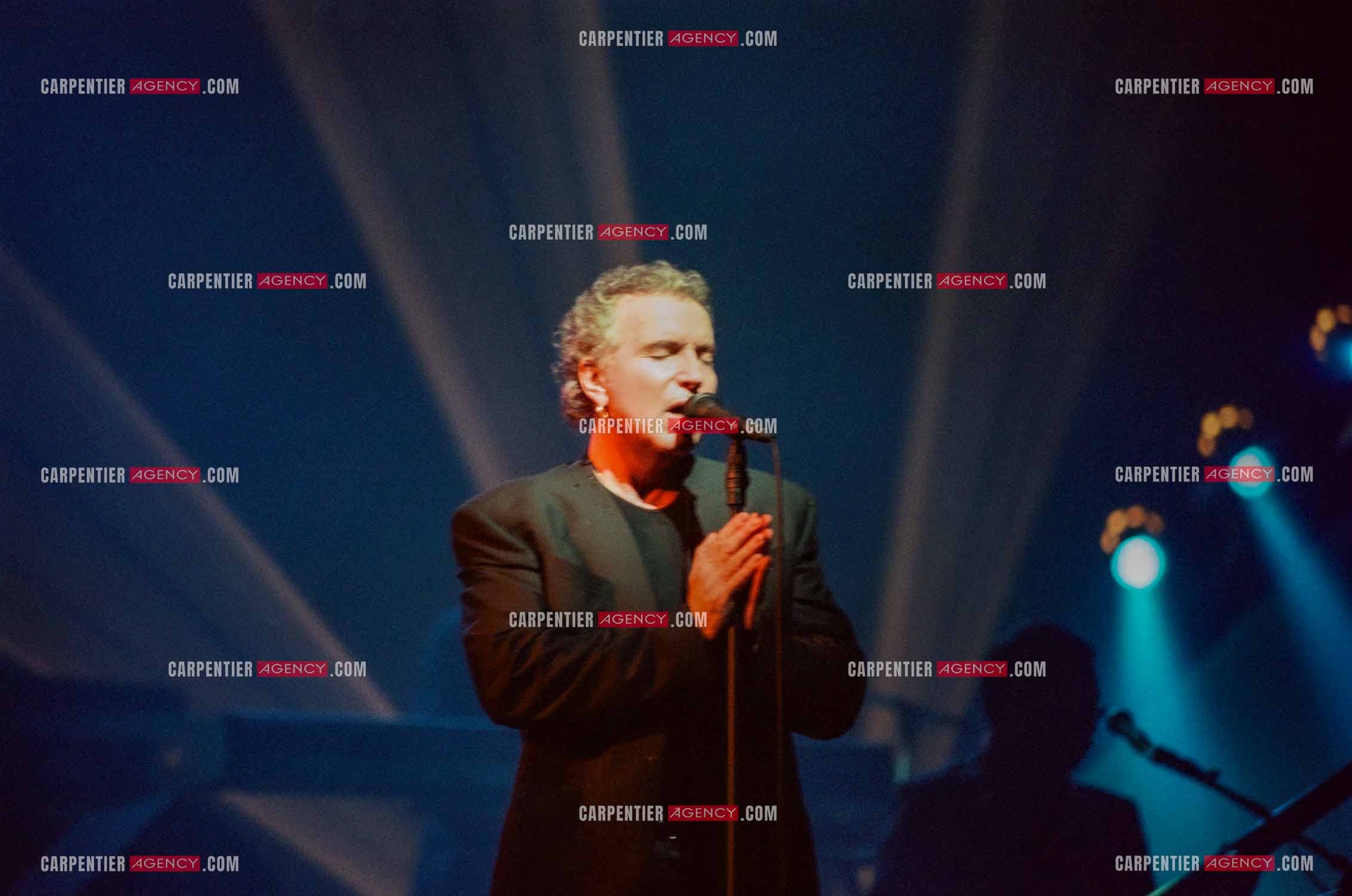 Le chanteur Bernard Lavilliers à l'Olympia le 11 février 1998.