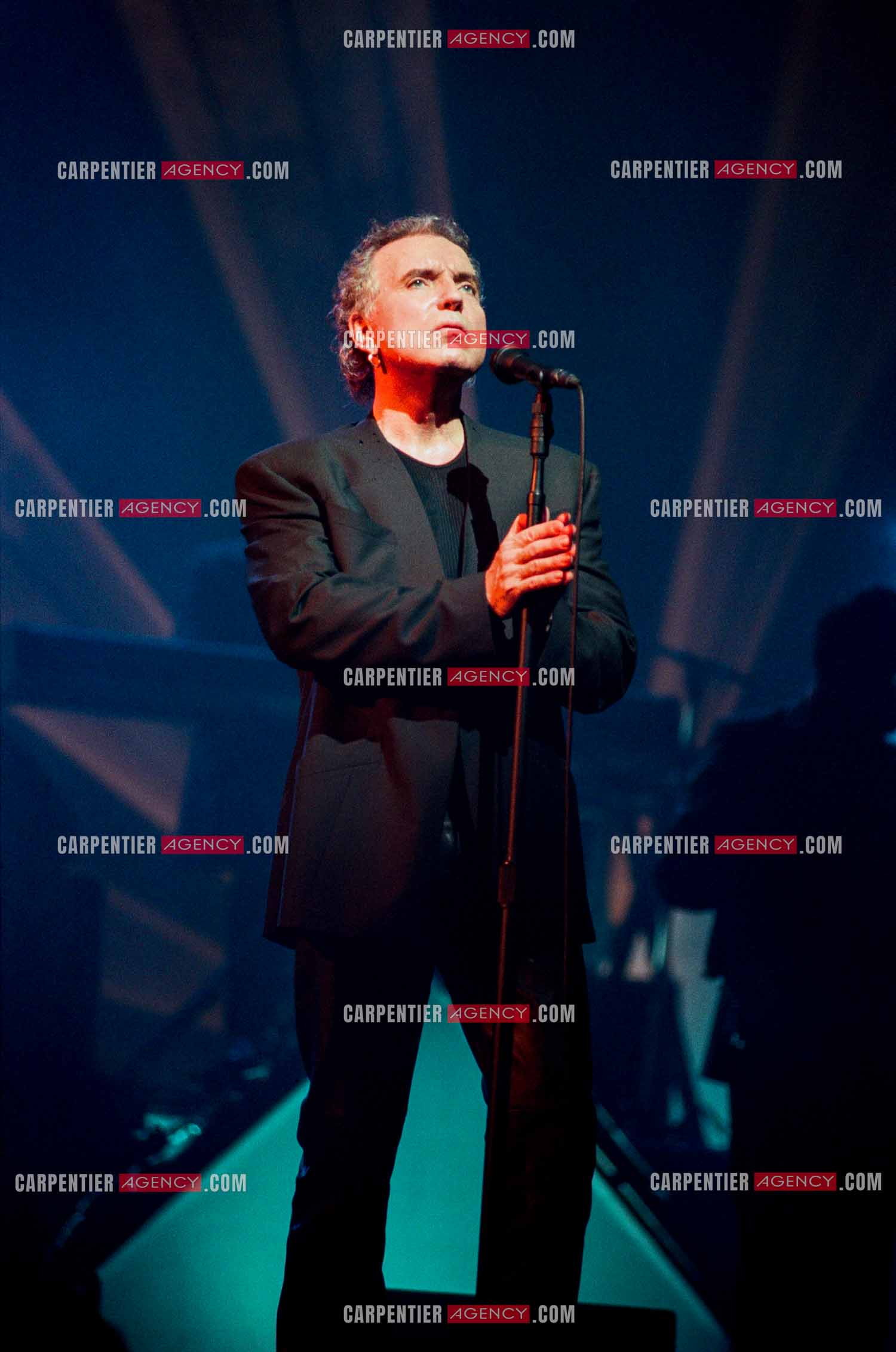 Le chanteur Bernard Lavilliers à l'Olympia le 11 février 1998.