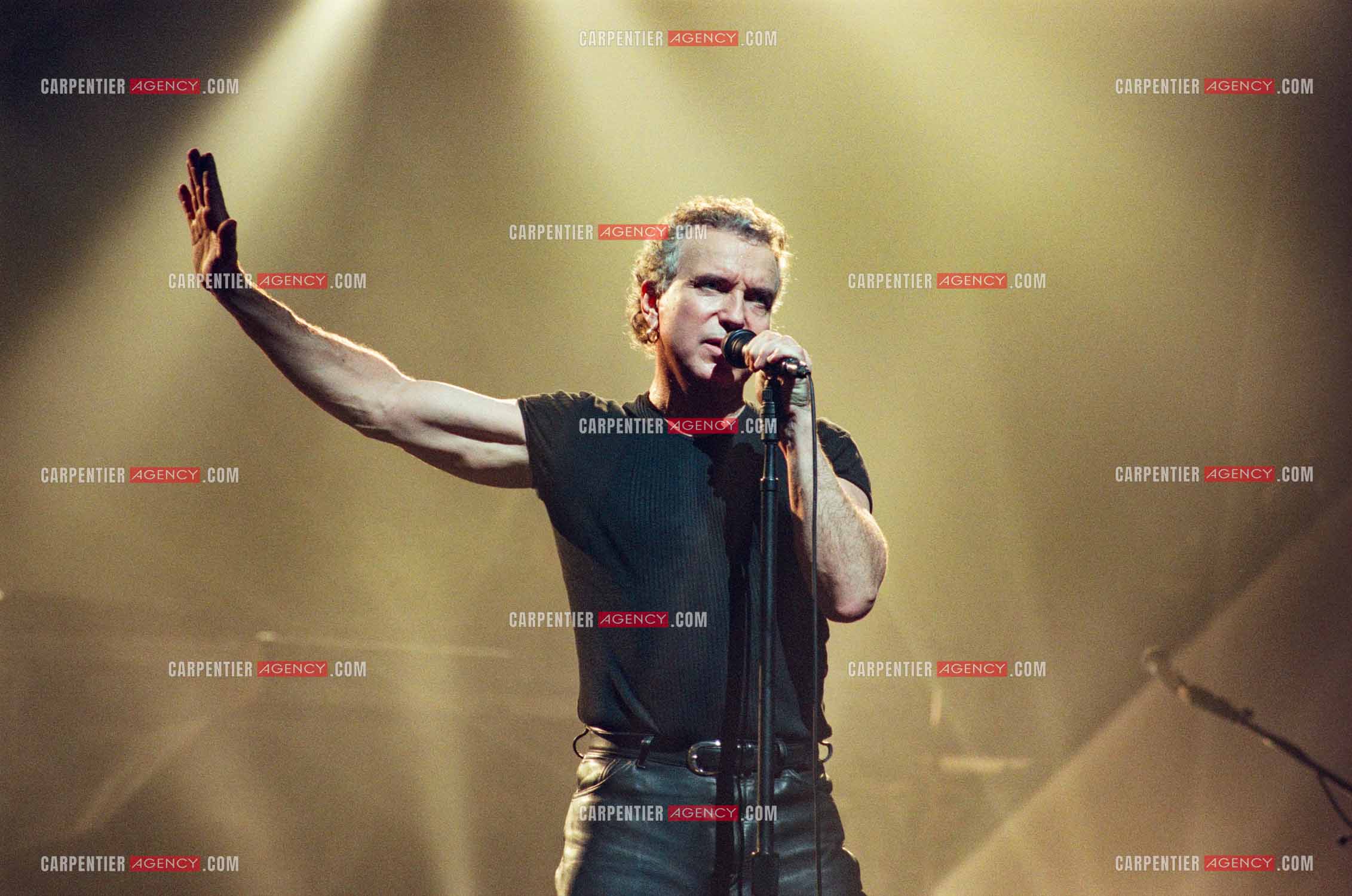 Le chanteur Bernard Lavilliers à l'Olympia le 11 février 1998.