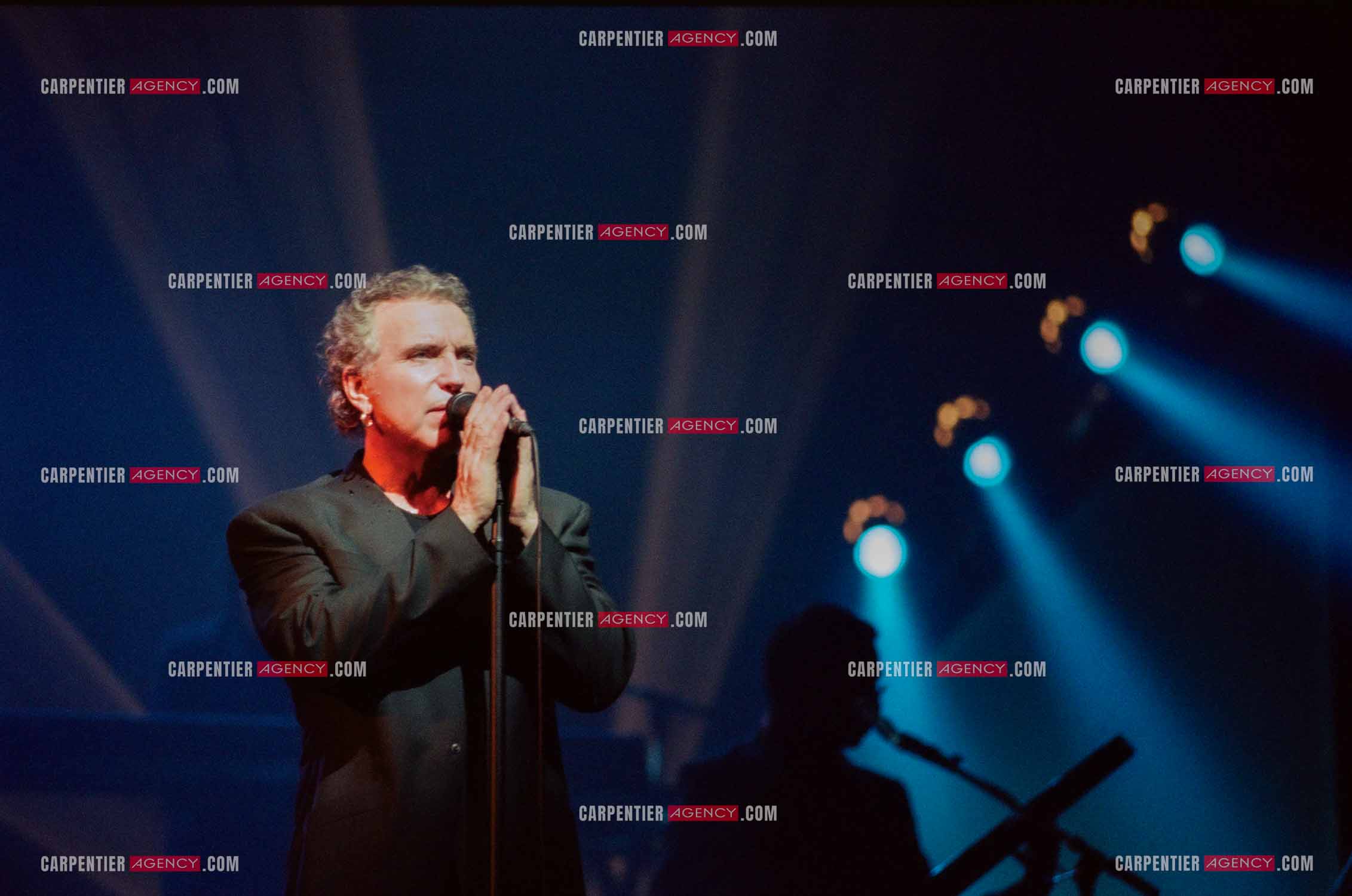 Le chanteur Bernard Lavilliers à l'Olympia le 11 février 1998.