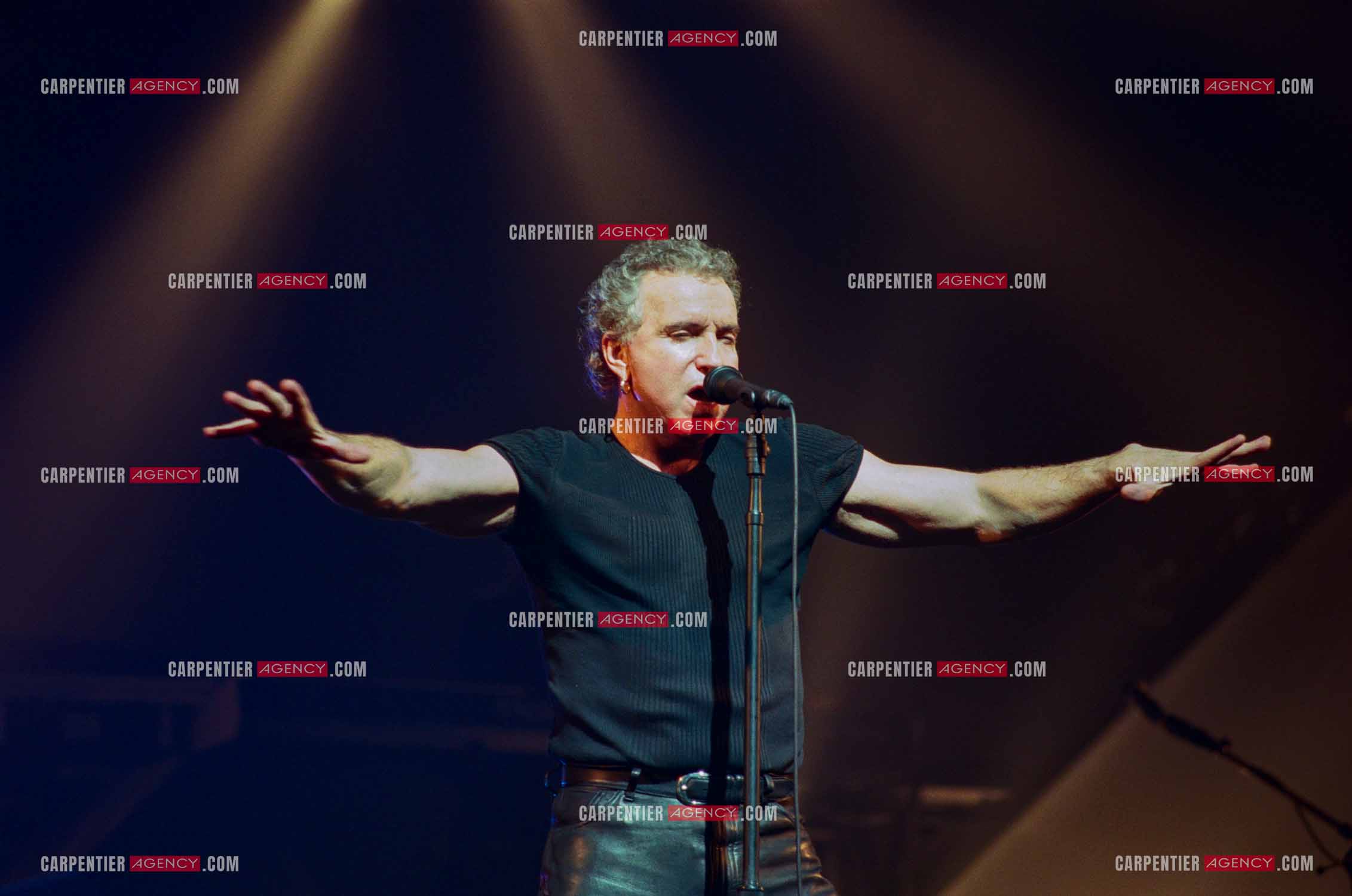 Le chanteur Bernard Lavilliers à l'Olympia le 11 février 1998.