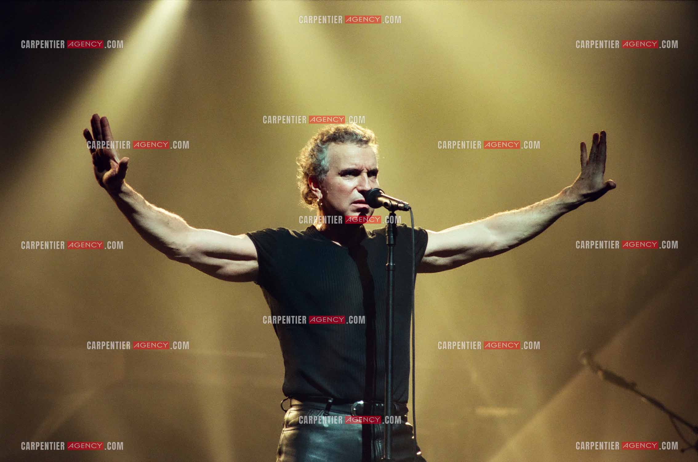 Le chanteur Bernard Lavilliers à l'Olympia le 11 février 1998.